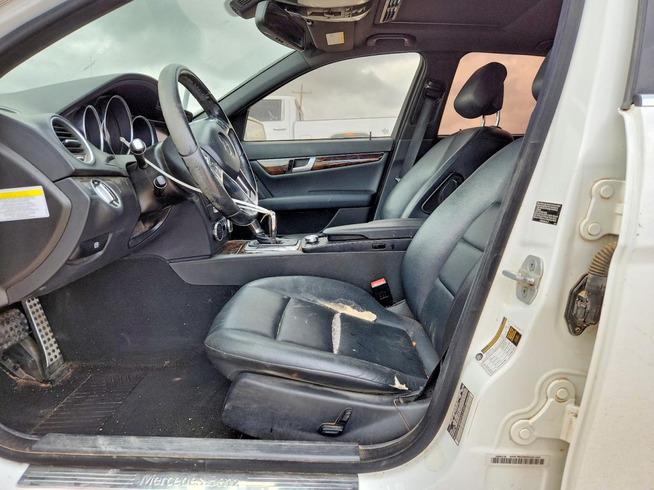 2014 Mercedes-benz C 250 Белый vin: WDDGF4HB8ER313199