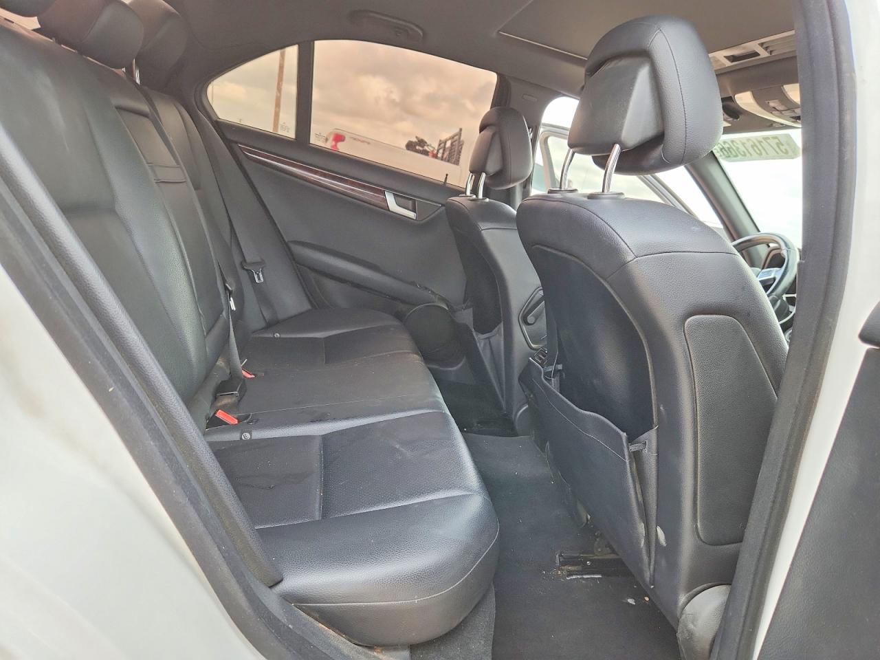 2014 Mercedes-benz C 250 Белый vin: WDDGF4HB8ER313199