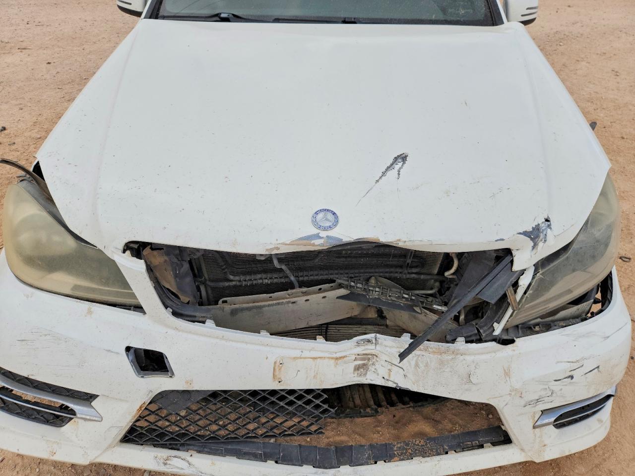 2014 Mercedes-benz C 250 Белый vin: WDDGF4HB8ER313199
