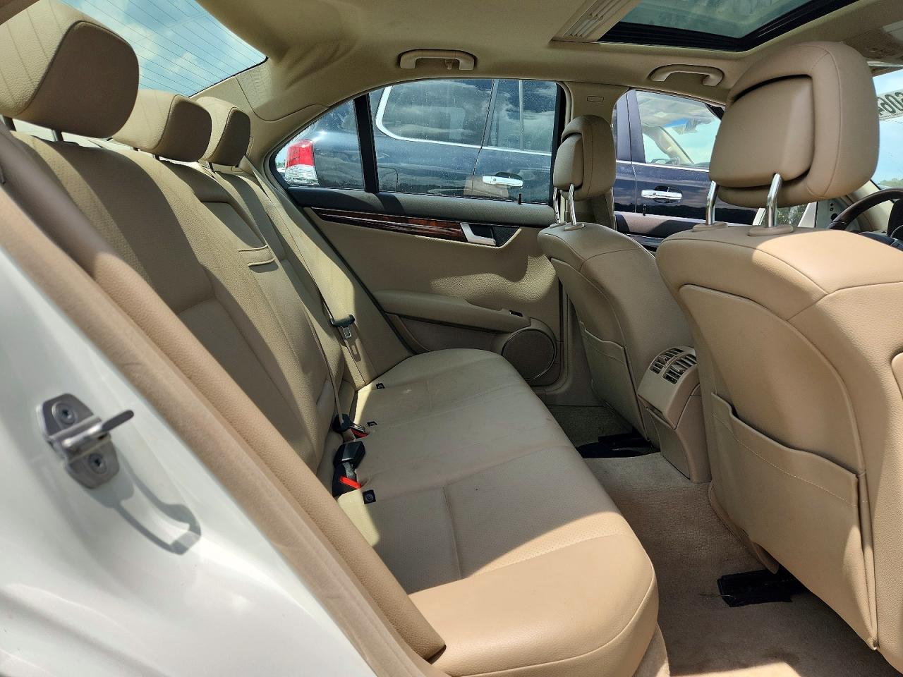 2012 Mercedes-benz C 250 Белый vin: WDDGF4HB9CA612213
