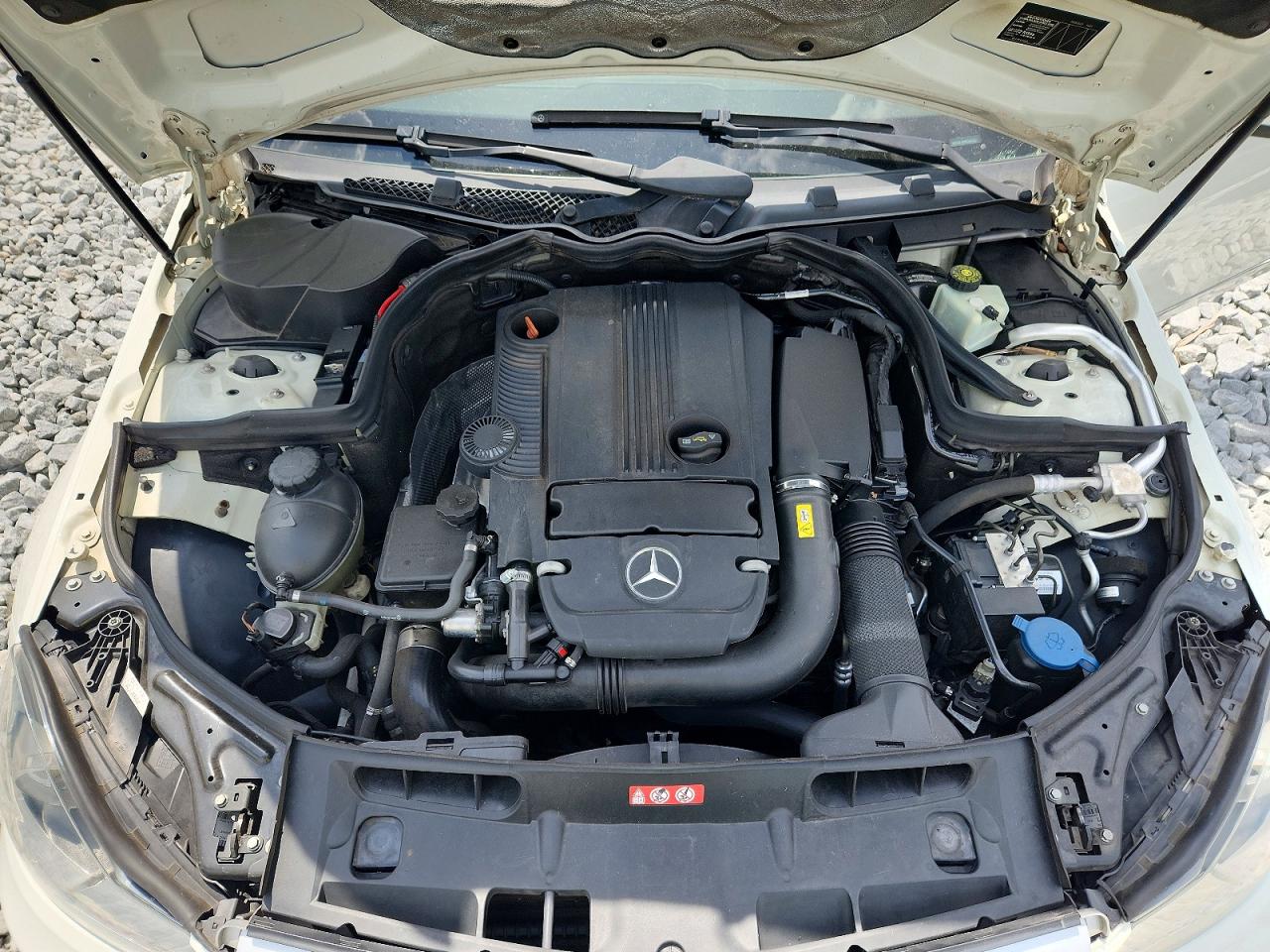 2012 Mercedes-benz C 250 Белый vin: WDDGF4HB9CA612213