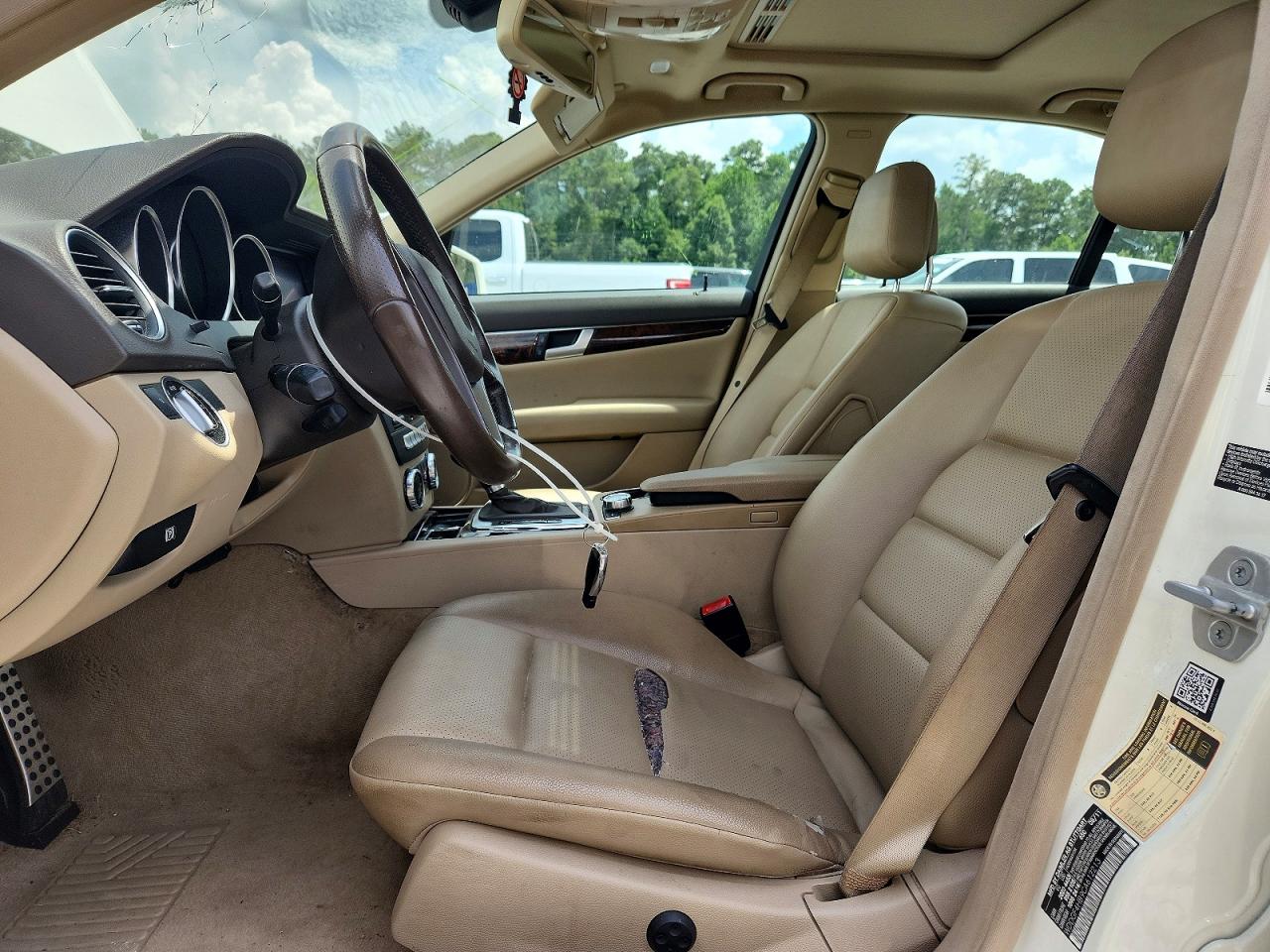 2012 Mercedes-benz C 250 Белый vin: WDDGF4HB9CA612213