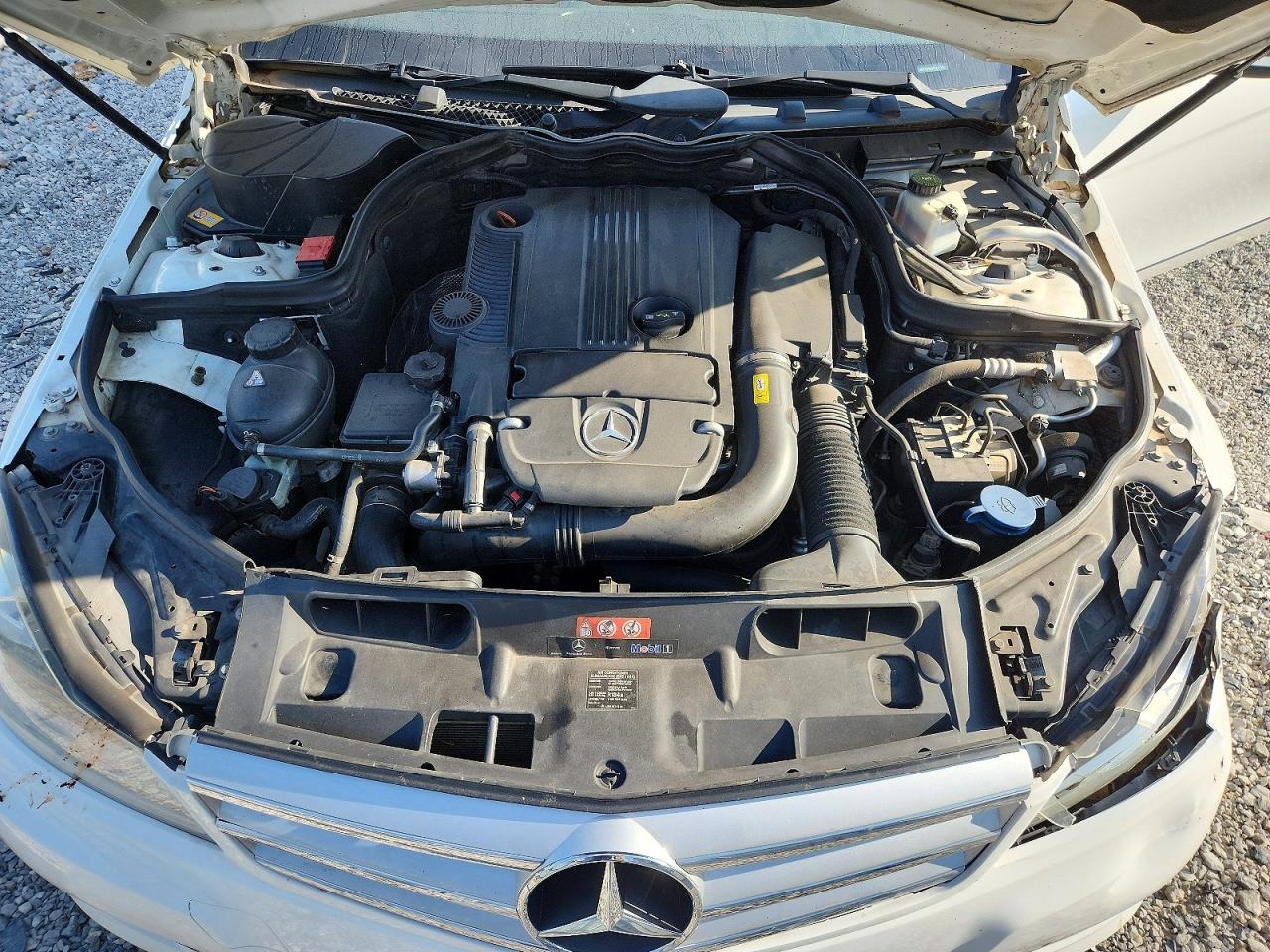 2013 Mercedes-benz C250 Белый vin: WDDGF4HB9DA773050
