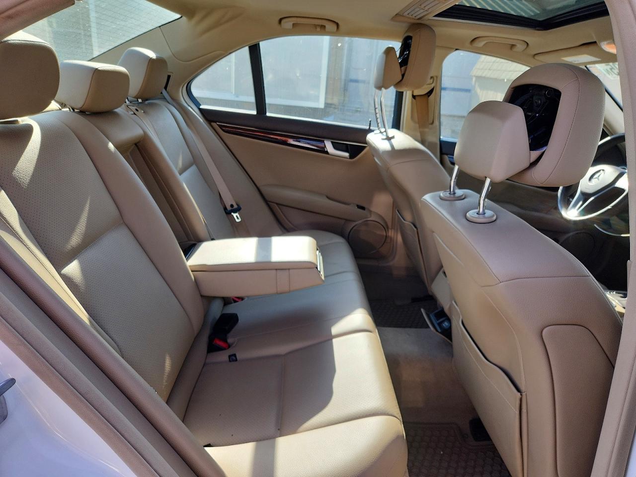 2013 Mercedes-benz C250 Белый vin: WDDGF4HB9DA773050