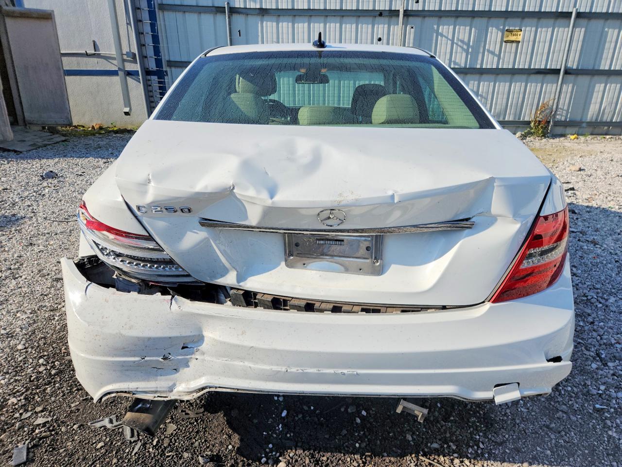 2013 Mercedes-benz C250 Белый vin: WDDGF4HB9DA773050