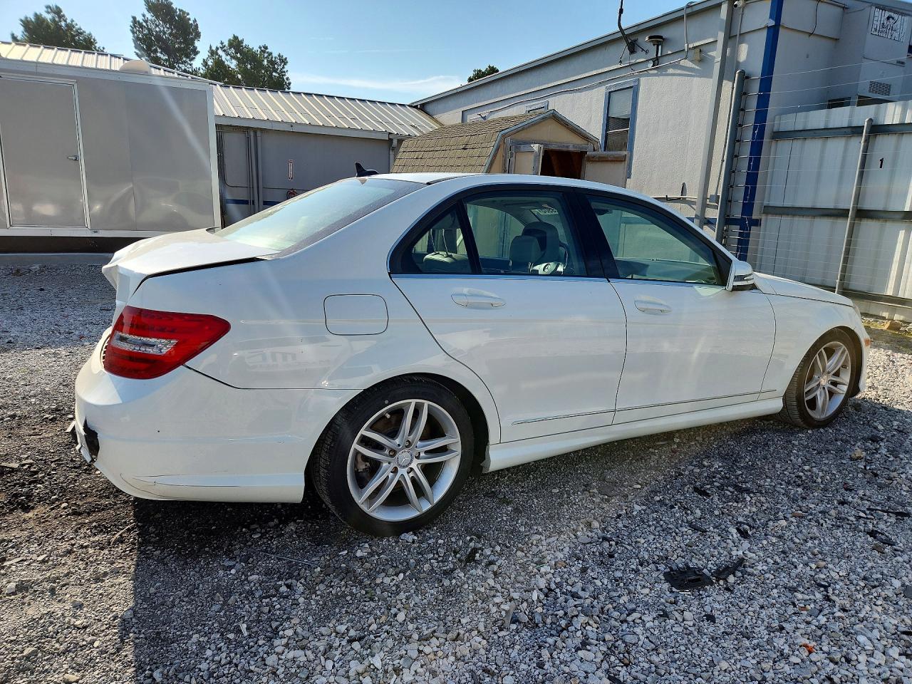 2013 Mercedes-benz C250 Белый vin: WDDGF4HB9DA773050