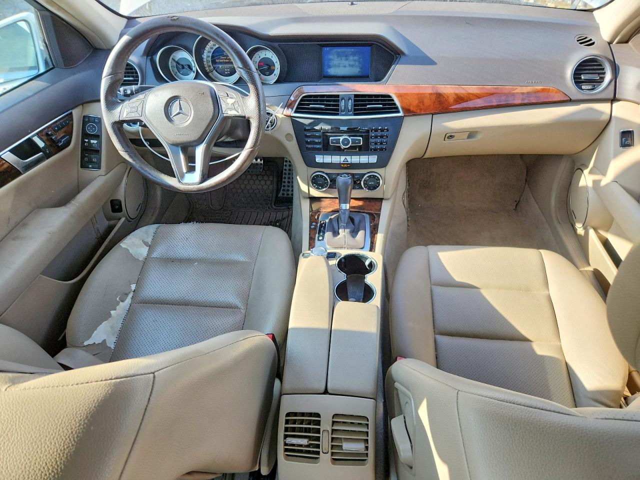 2013 Mercedes-benz C250 Белый vin: WDDGF4HB9DA773050