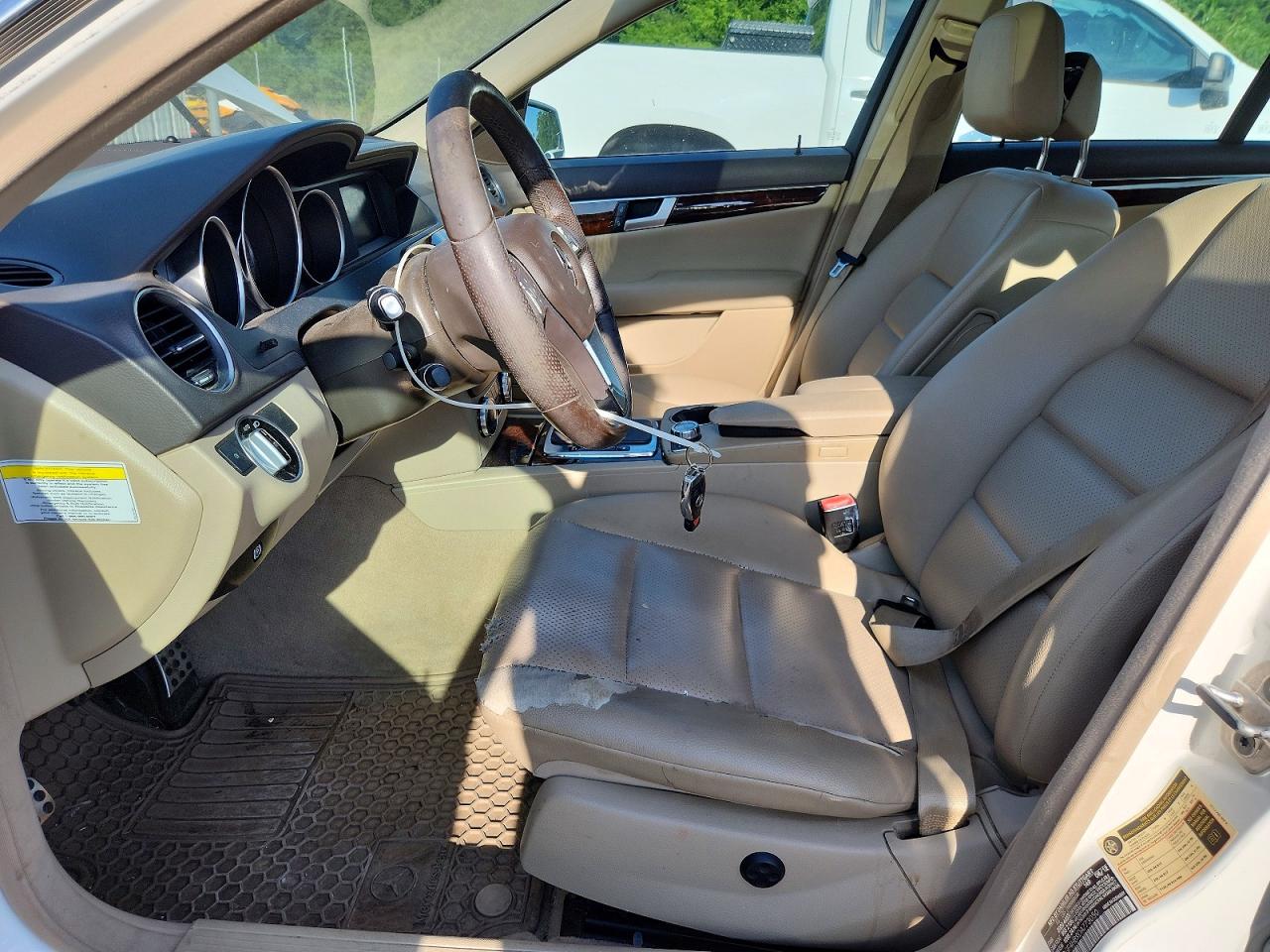 2013 Mercedes-benz C250 Белый vin: WDDGF4HB9DA773050