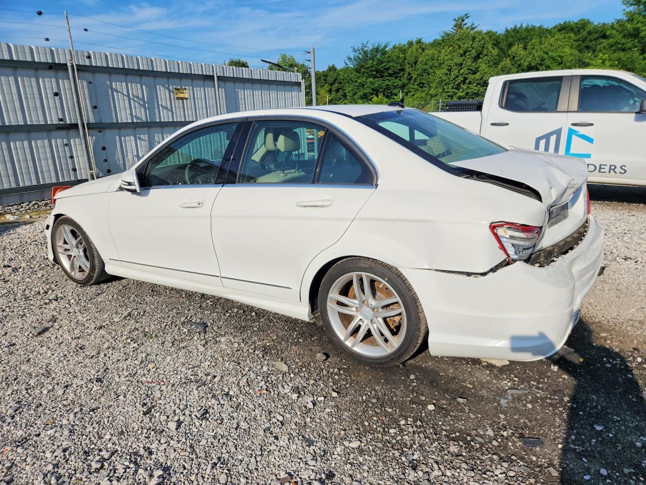2013 Mercedes-benz C250 Белый vin: WDDGF4HB9DA773050