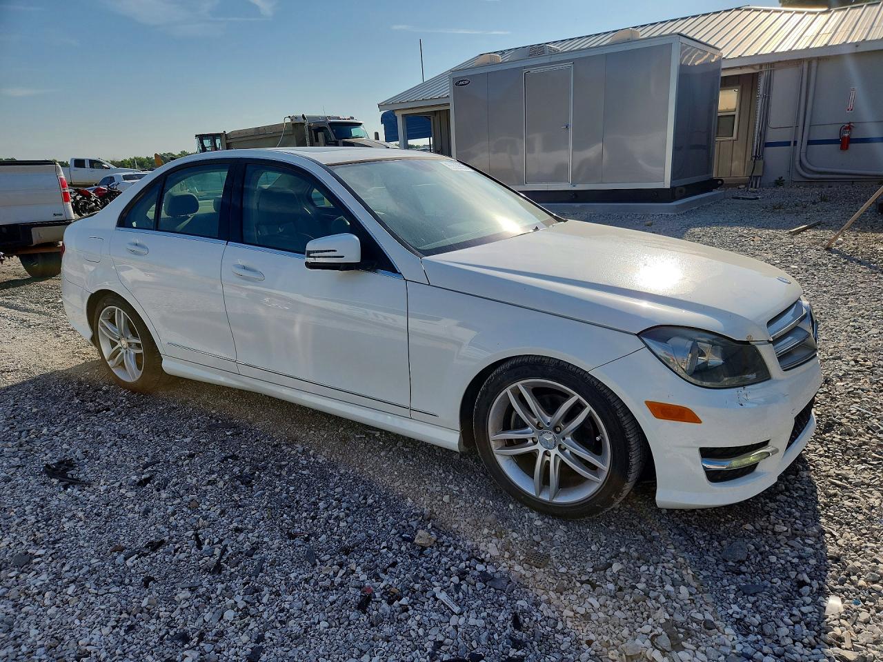 2013 Mercedes-benz C250 Белый vin: WDDGF4HB9DA773050