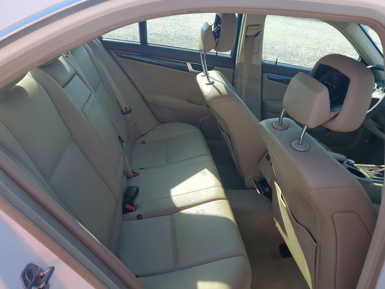 2013 Mercedes-benz C 250 White vin: WDDGF4HB9DA773050