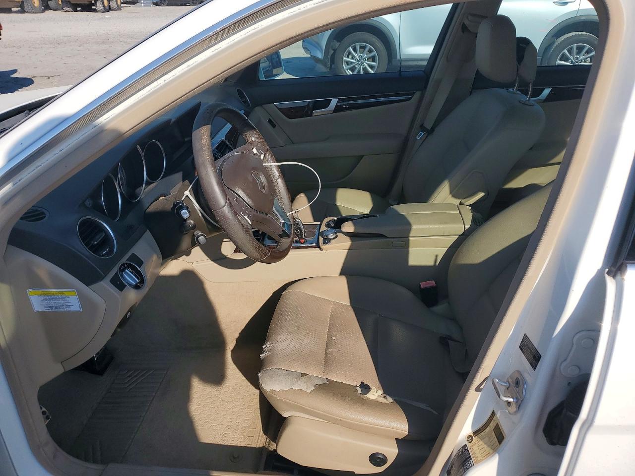 2013 Mercedes-benz C 250 White vin: WDDGF4HB9DA773050