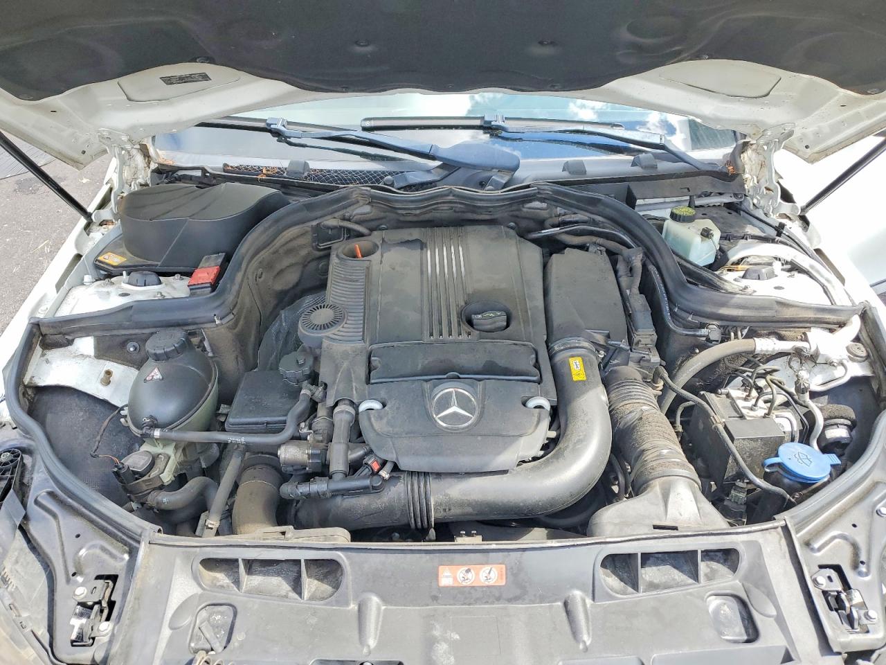 2013 Mercedes-benz C 250 White vin: WDDGF4HB9DR249172