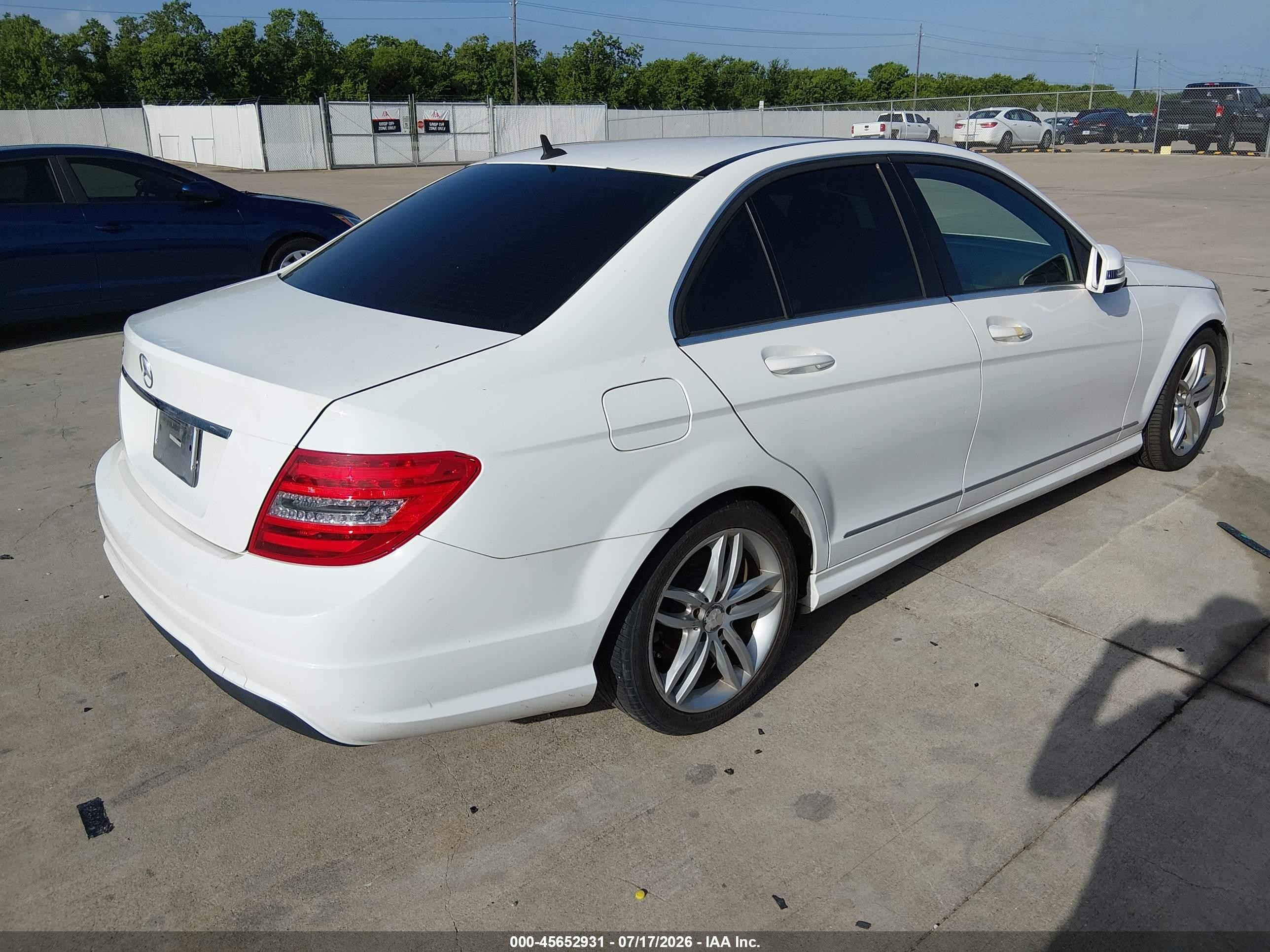2013 Mercedes-benz C 250 Sport White vin: WDDGF4HB9DR250077