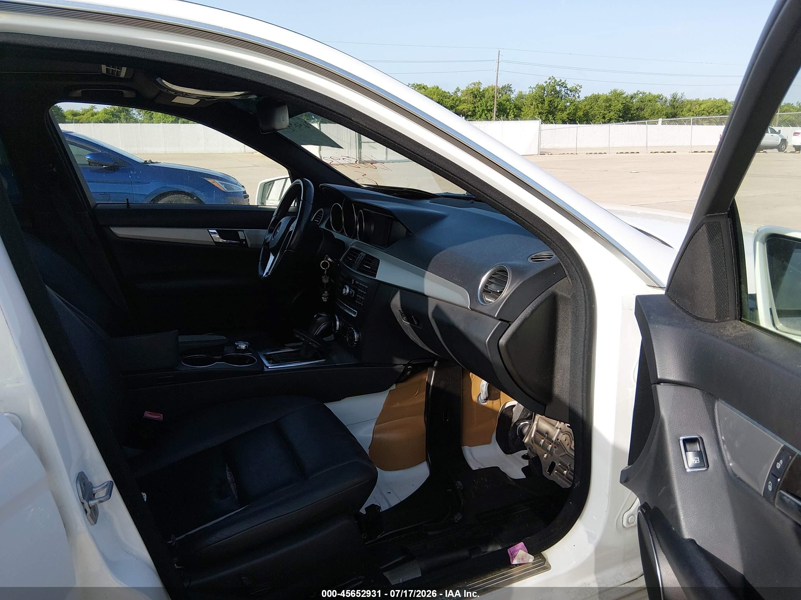2013 Mercedes-benz C 250 Sport White vin: WDDGF4HB9DR250077