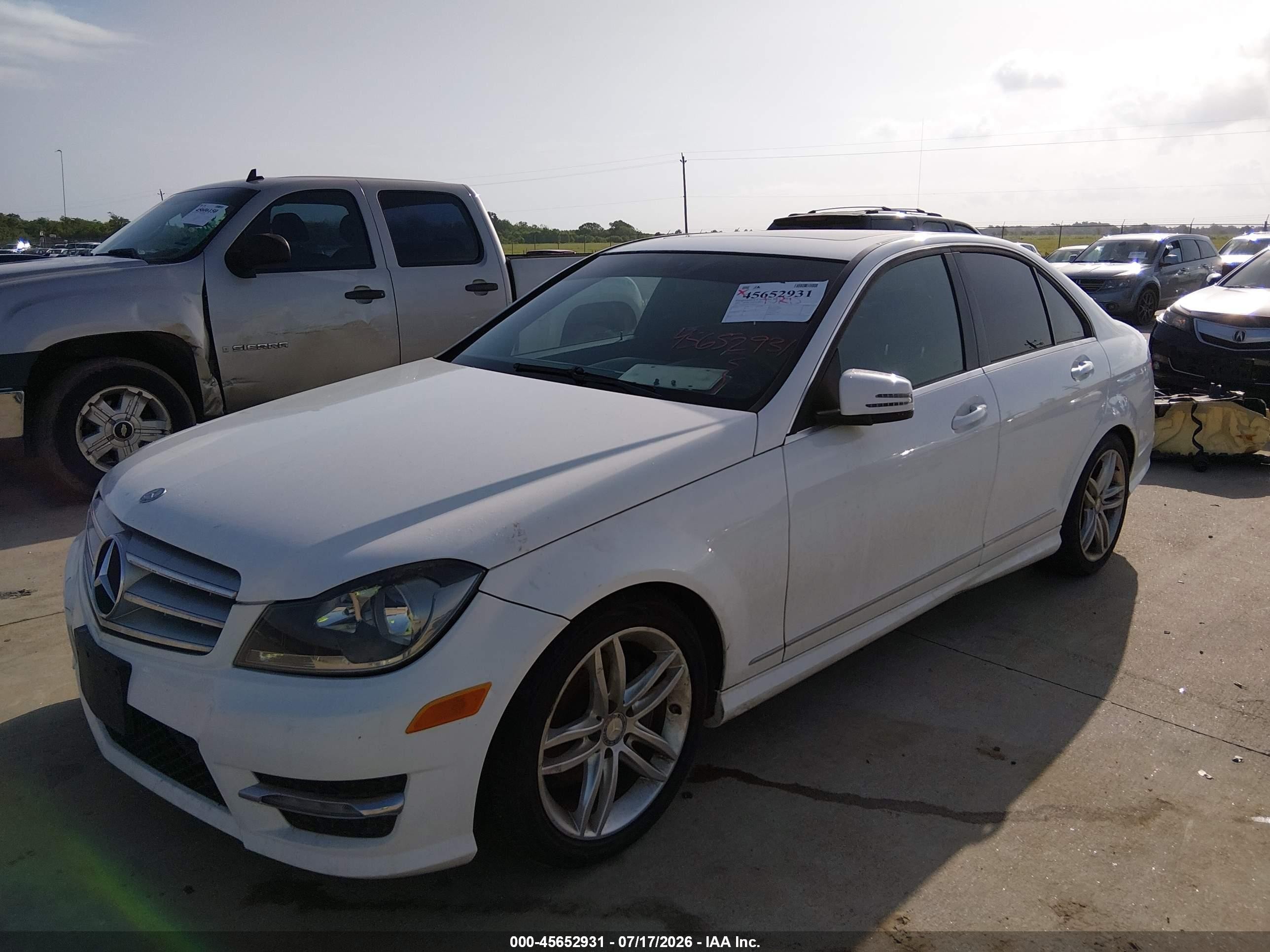 2013 Mercedes-benz C 250 Sport White vin: WDDGF4HB9DR250077