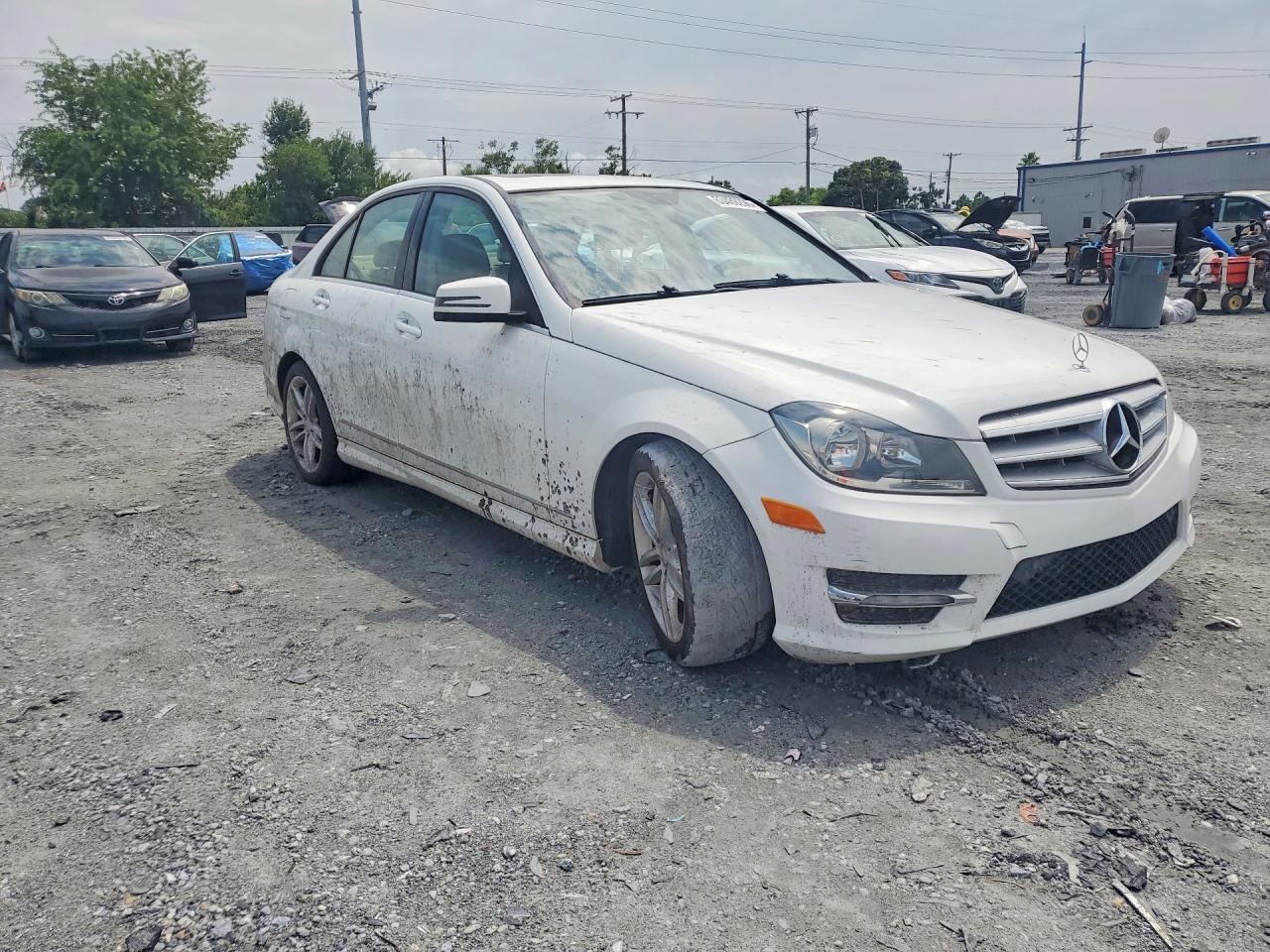 2013 Mercedes-benz C 250 White vin: WDDGF4HB9DR268577