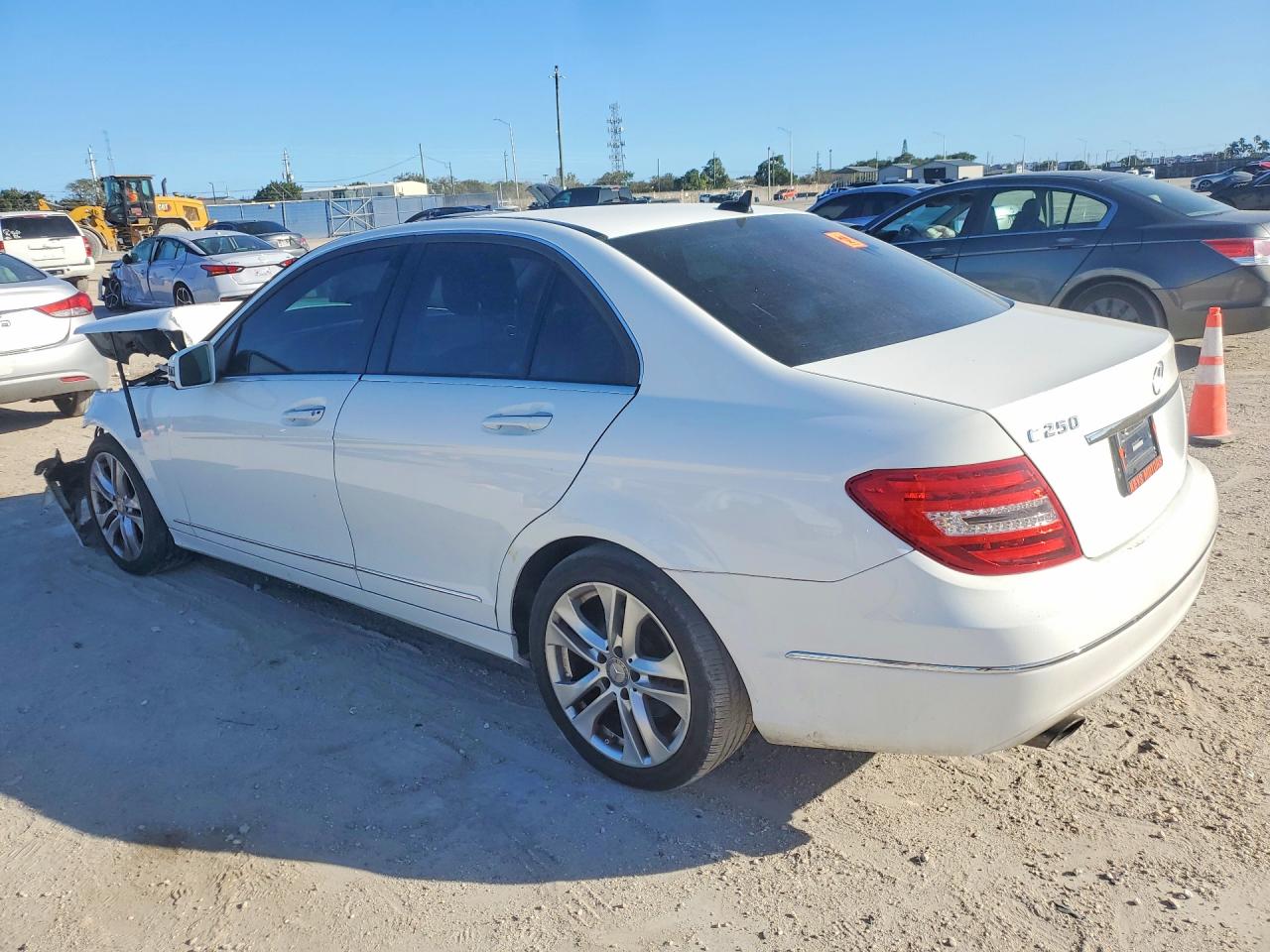 2013 Mercedes-benz C 250 White vin: WDDGF4HB9DR272502