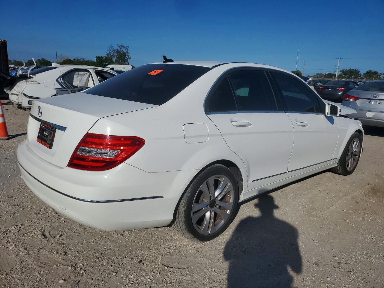 2013 Mercedes-benz C 250 White vin: WDDGF4HB9DR272502