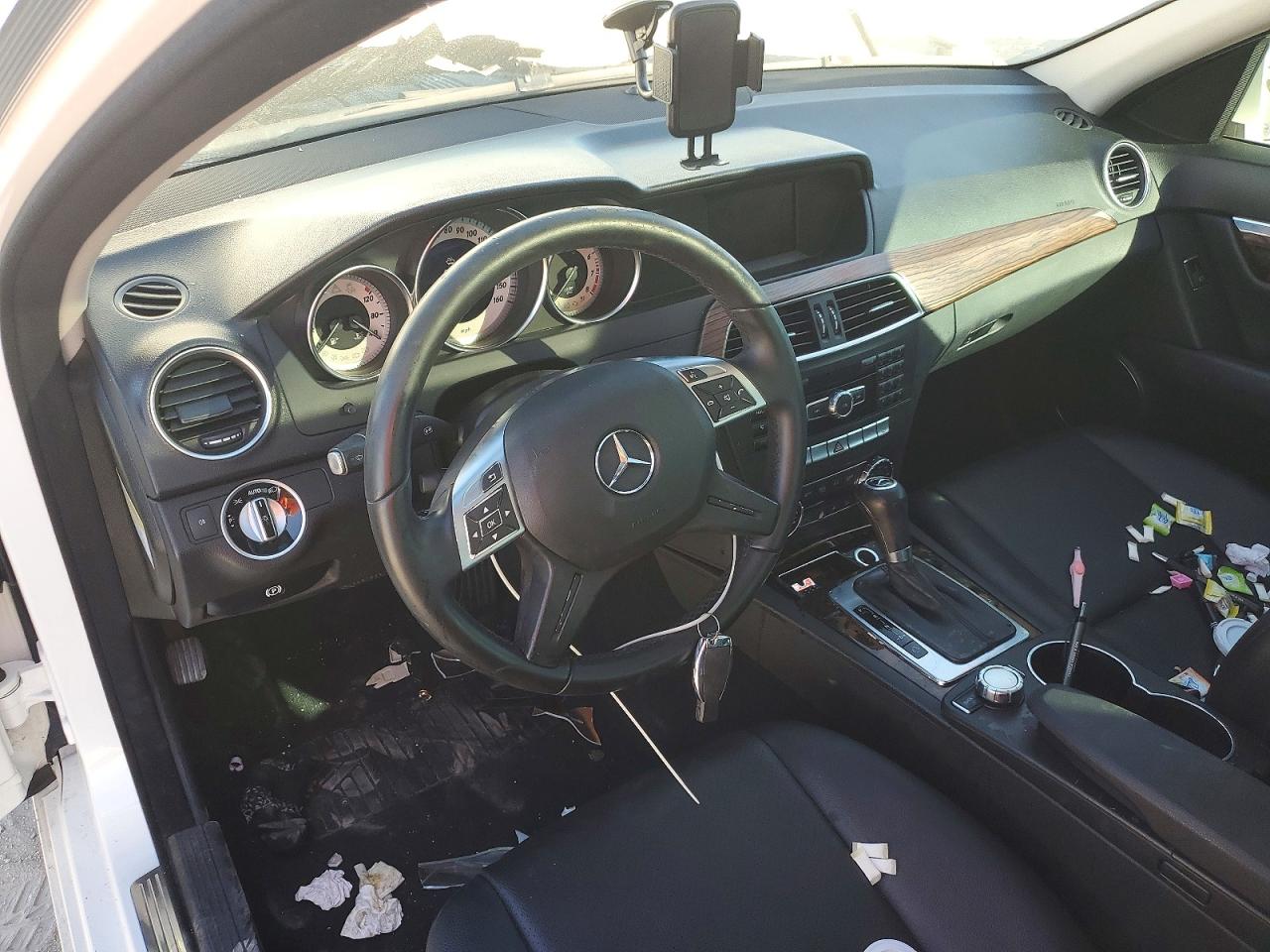 2013 Mercedes-benz C 250 White vin: WDDGF4HB9DR272502