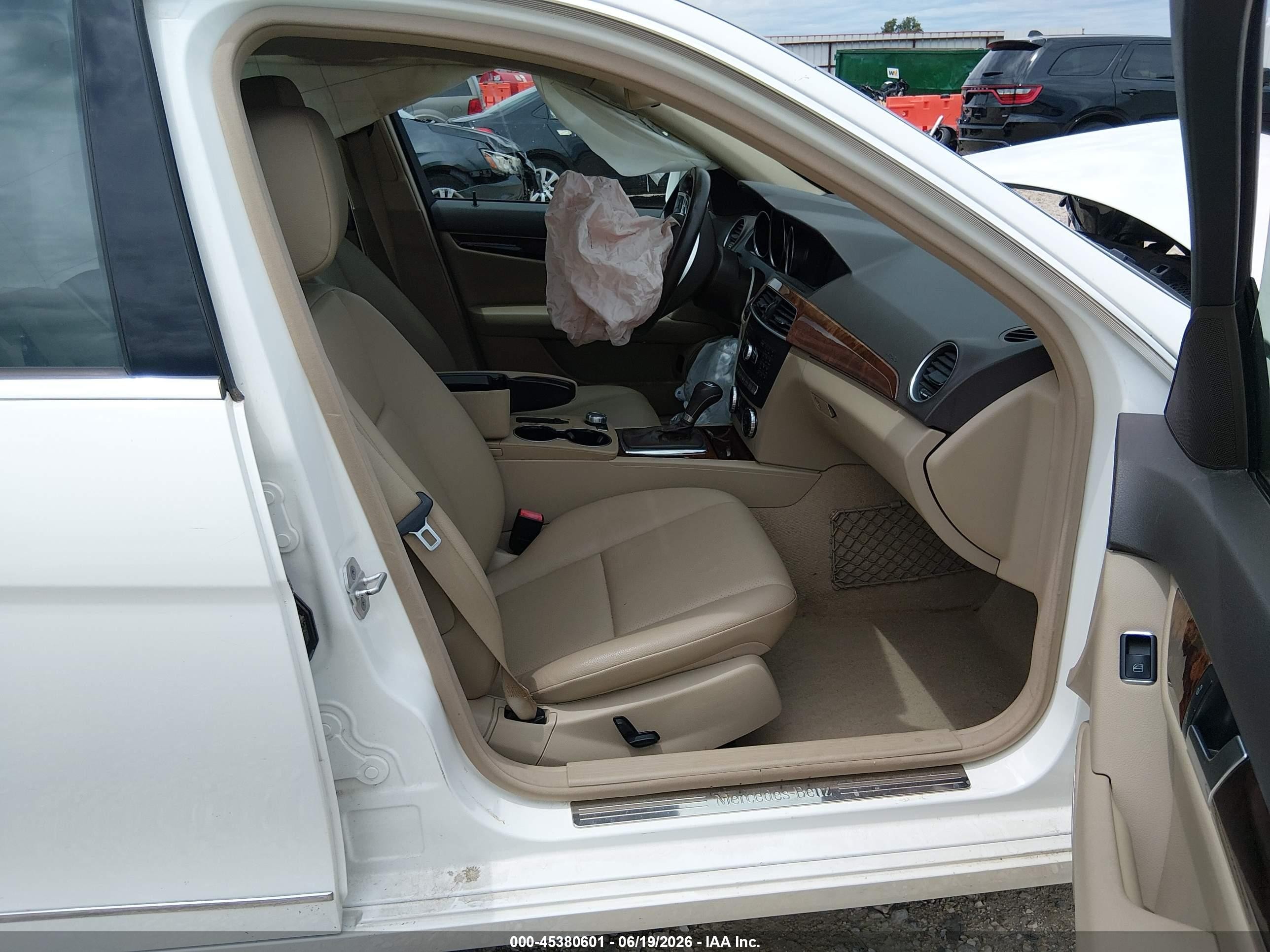 2013 Mercedes-benz C 250 Luxury White vin: WDDGF4HB9DR281183