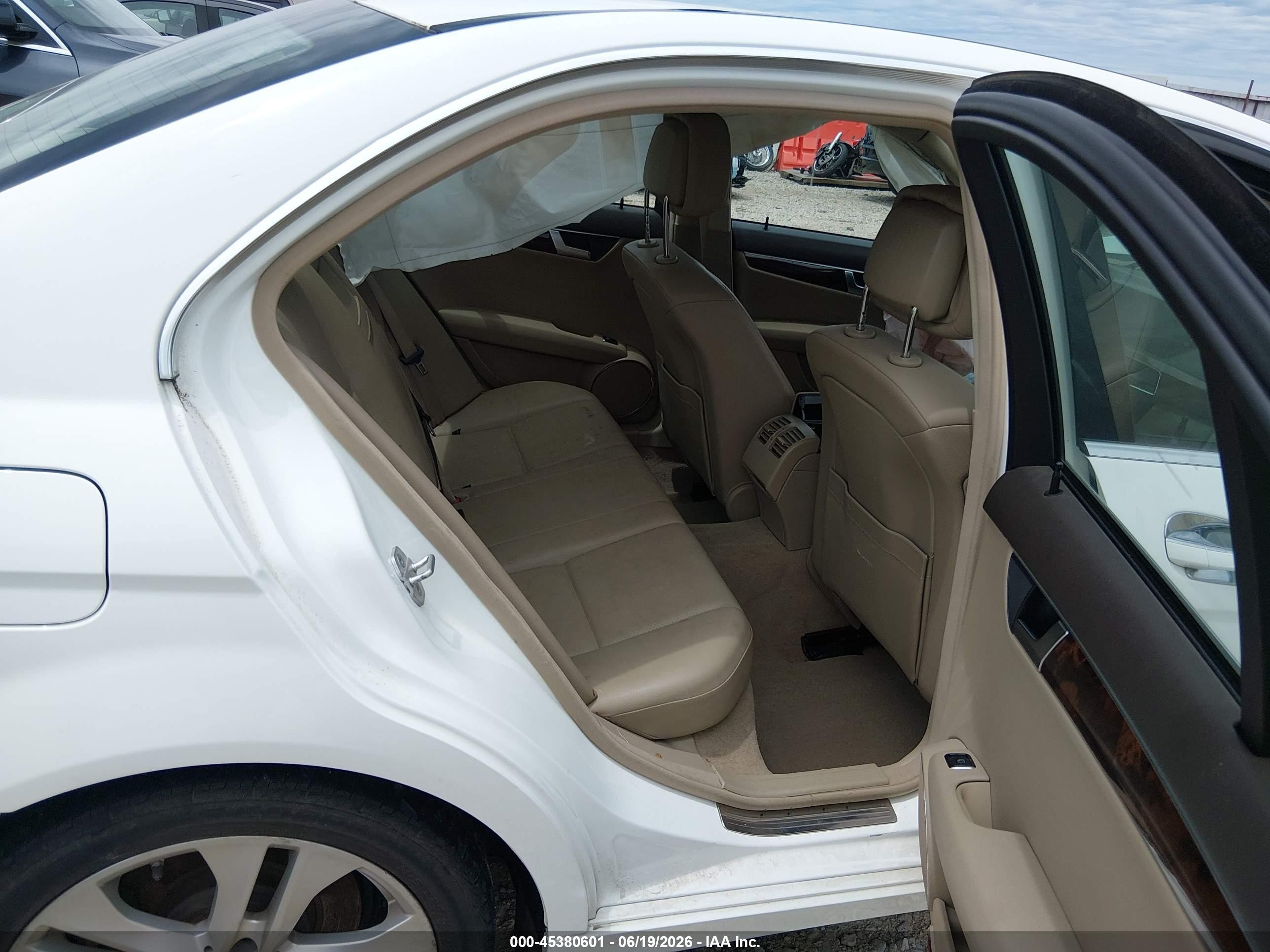 2013 Mercedes-benz C 250 Luxury White vin: WDDGF4HB9DR281183