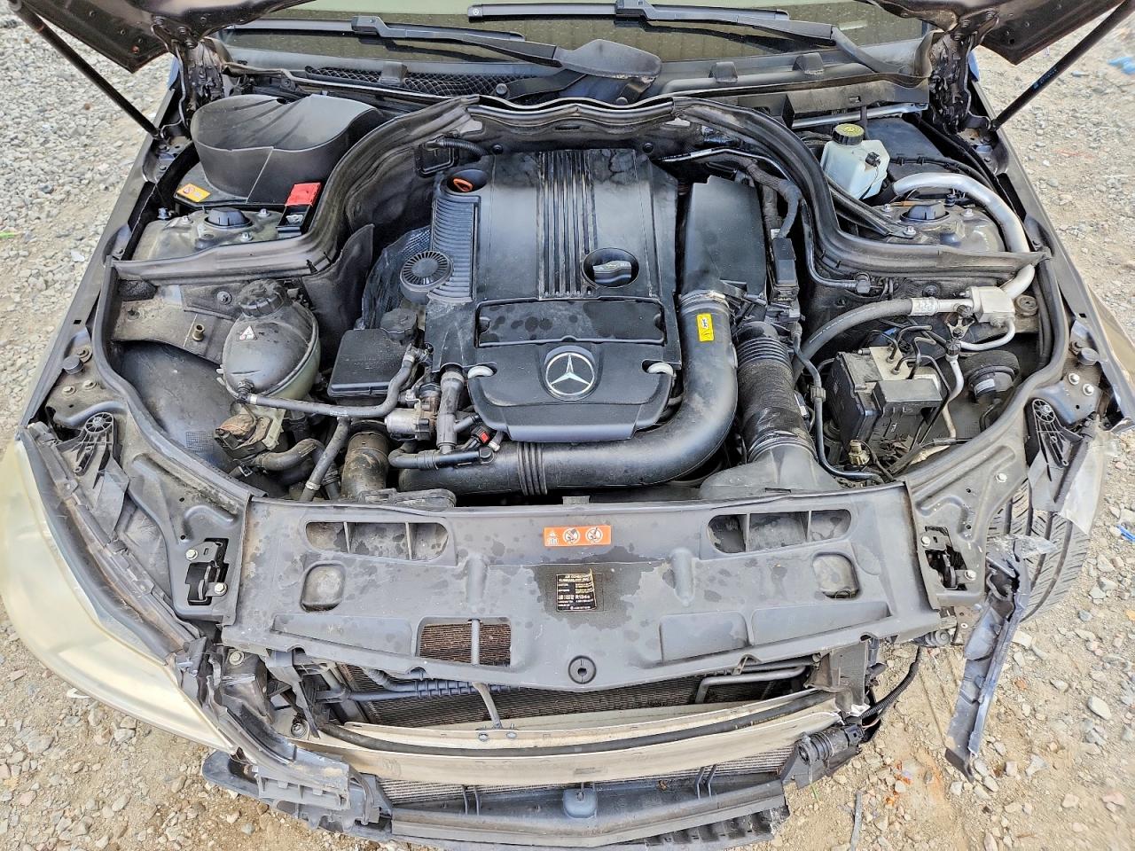 2013 Mercedes-benz C 250 Угольный vin: WDDGF4HB9DR294337