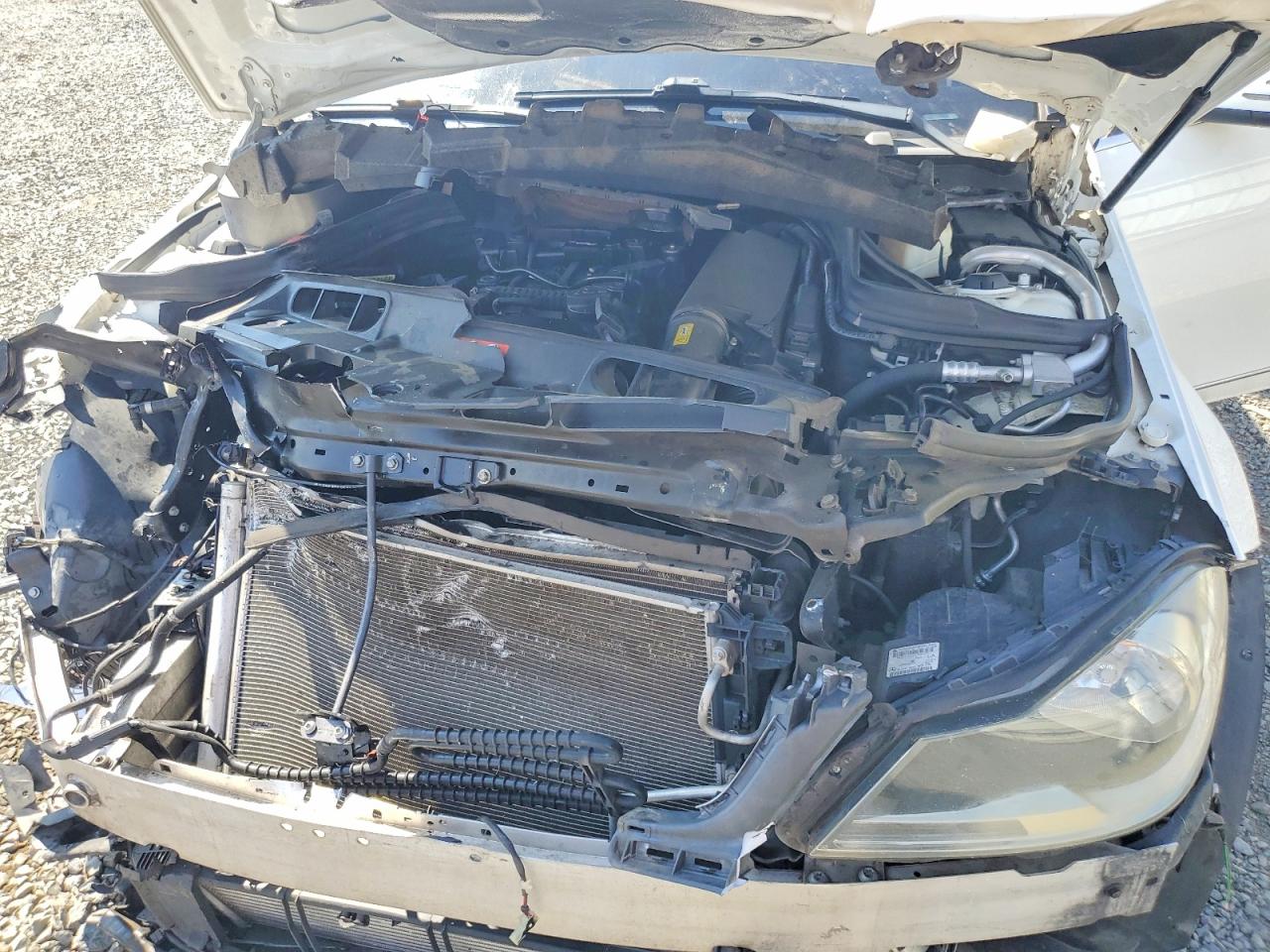 2014 Mercedes-benz C 250 Белый vin: WDDGF4HB9EA941562