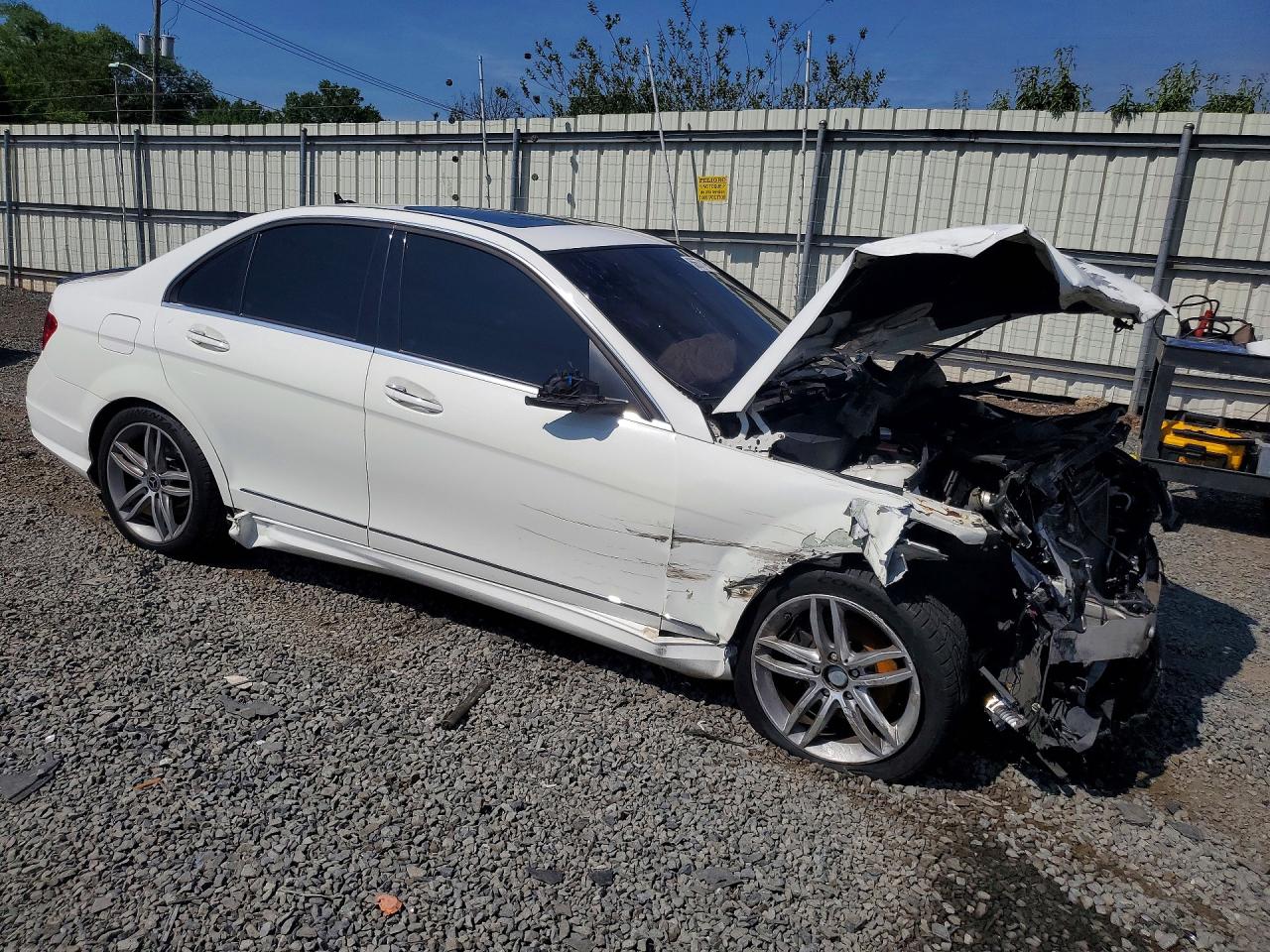 2014 Mercedes-benz C 250 Белый vin: WDDGF4HB9EA941562