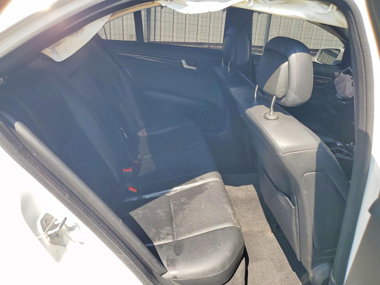 2014 Mercedes-benz C 250 Белый vin: WDDGF4HB9EA941562