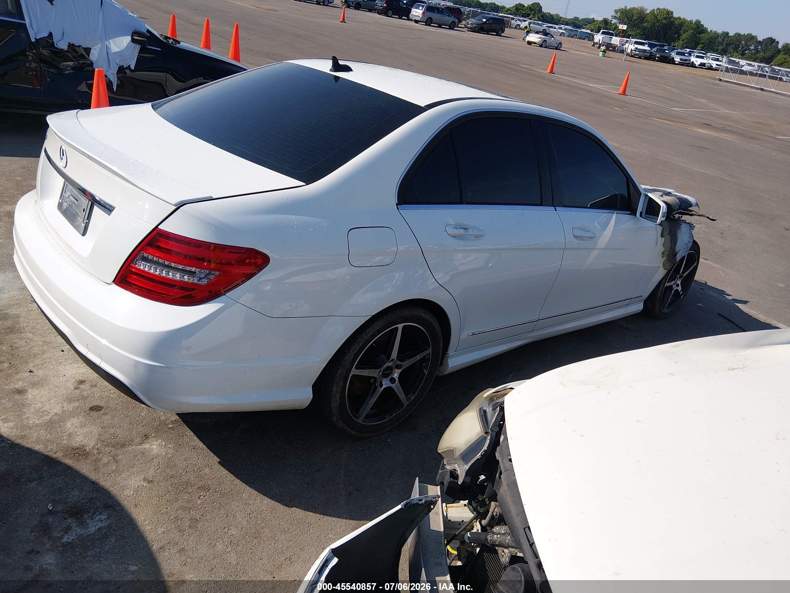 2014 Mercedes-benz C 250 Sport Белый vin: WDDGF4HB9EA951007