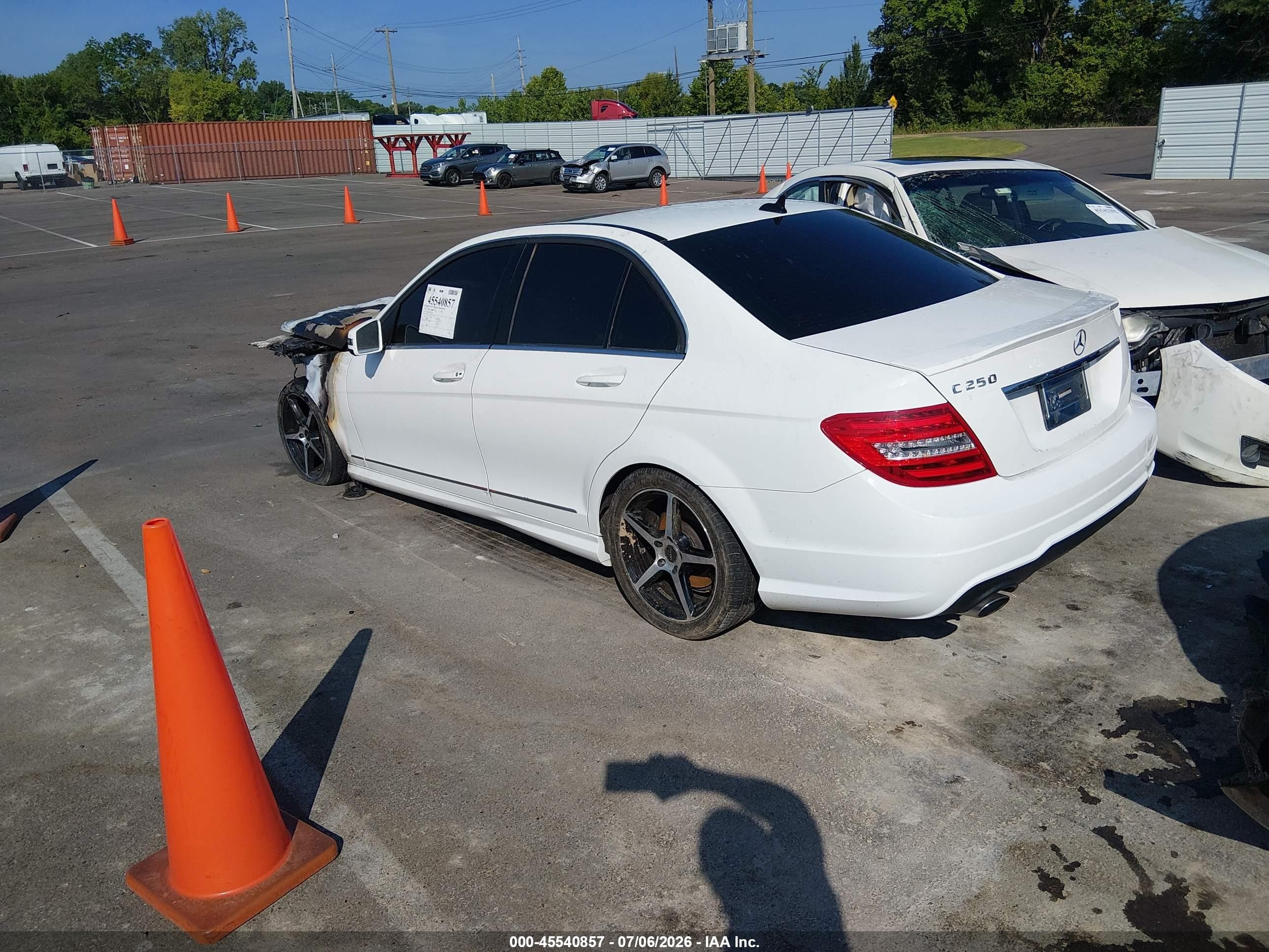 2014 Mercedes-benz C 250 Sport Белый vin: WDDGF4HB9EA951007