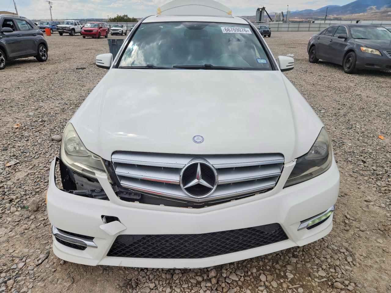 2014 Mercedes-benz C 250 Белый vin: WDDGF4HB9EA960922