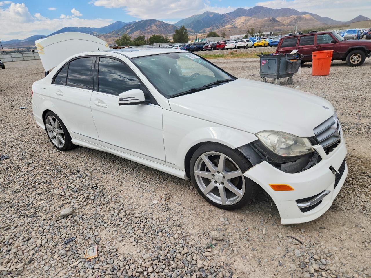 2014 Mercedes-benz C 250 Белый vin: WDDGF4HB9EA960922
