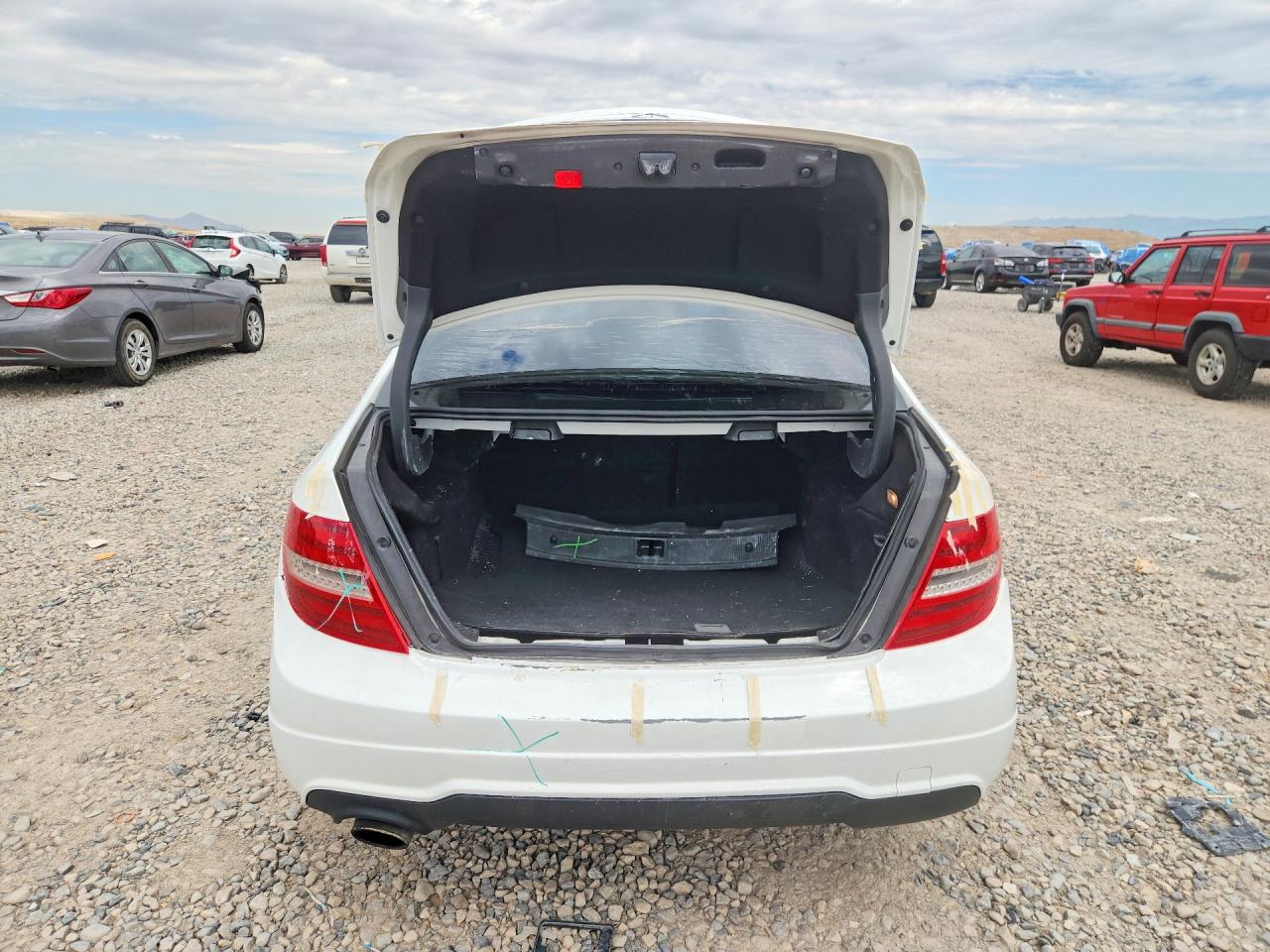 2014 Mercedes-benz C 250 Белый vin: WDDGF4HB9EA960922