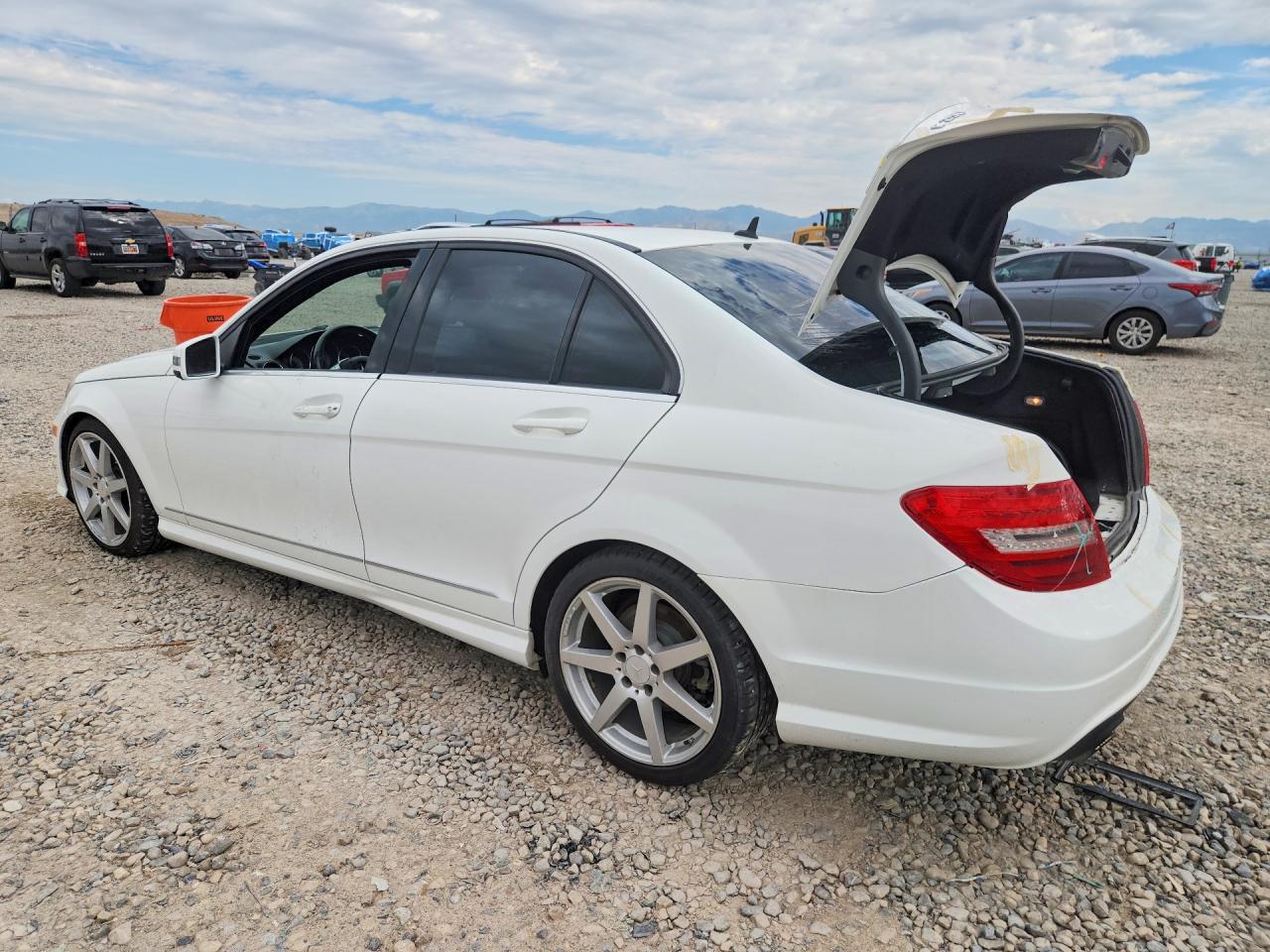 2014 Mercedes-benz C 250 Белый vin: WDDGF4HB9EA960922