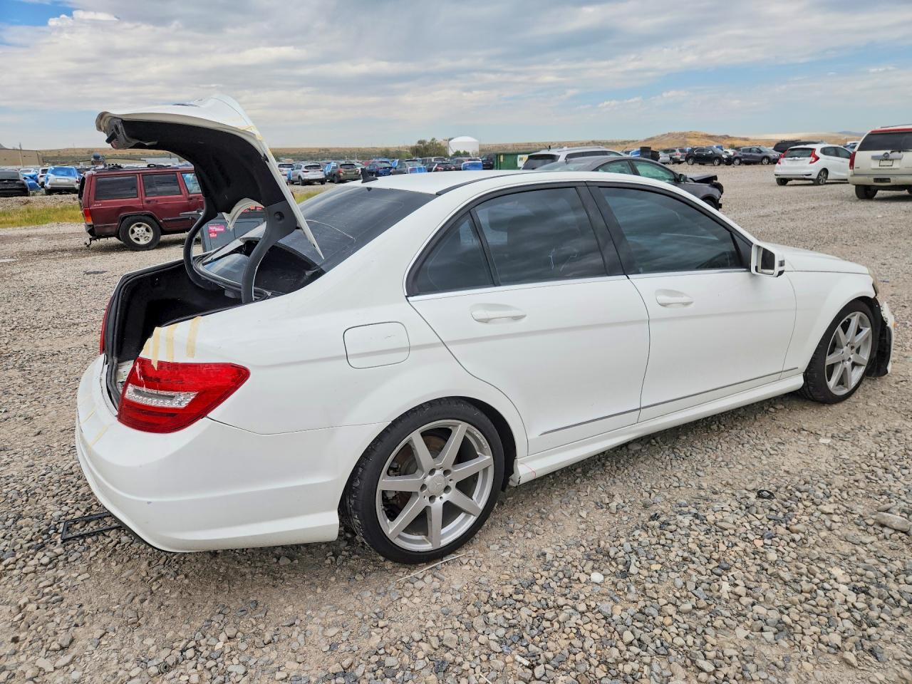 2014 Mercedes-benz C 250 Белый vin: WDDGF4HB9EA960922