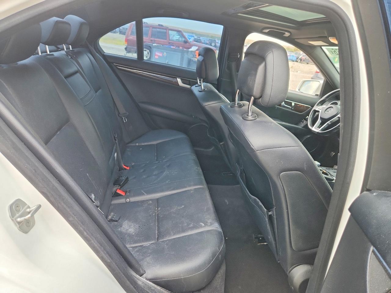 2014 Mercedes-benz C 250 Белый vin: WDDGF4HB9EA960922