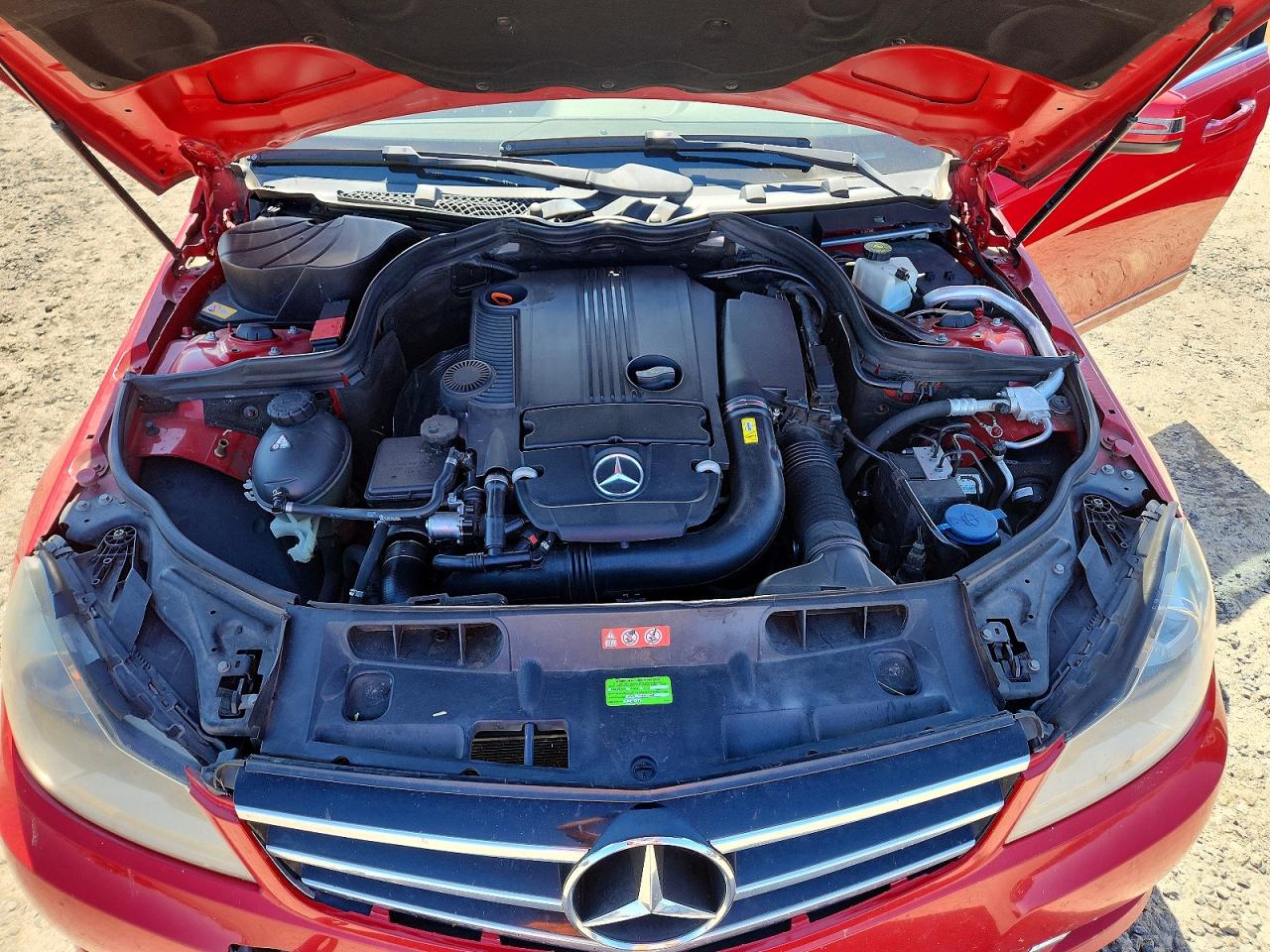 2014 Mercedes-benz C 250 Red vin: WDDGF4HB9EA963027