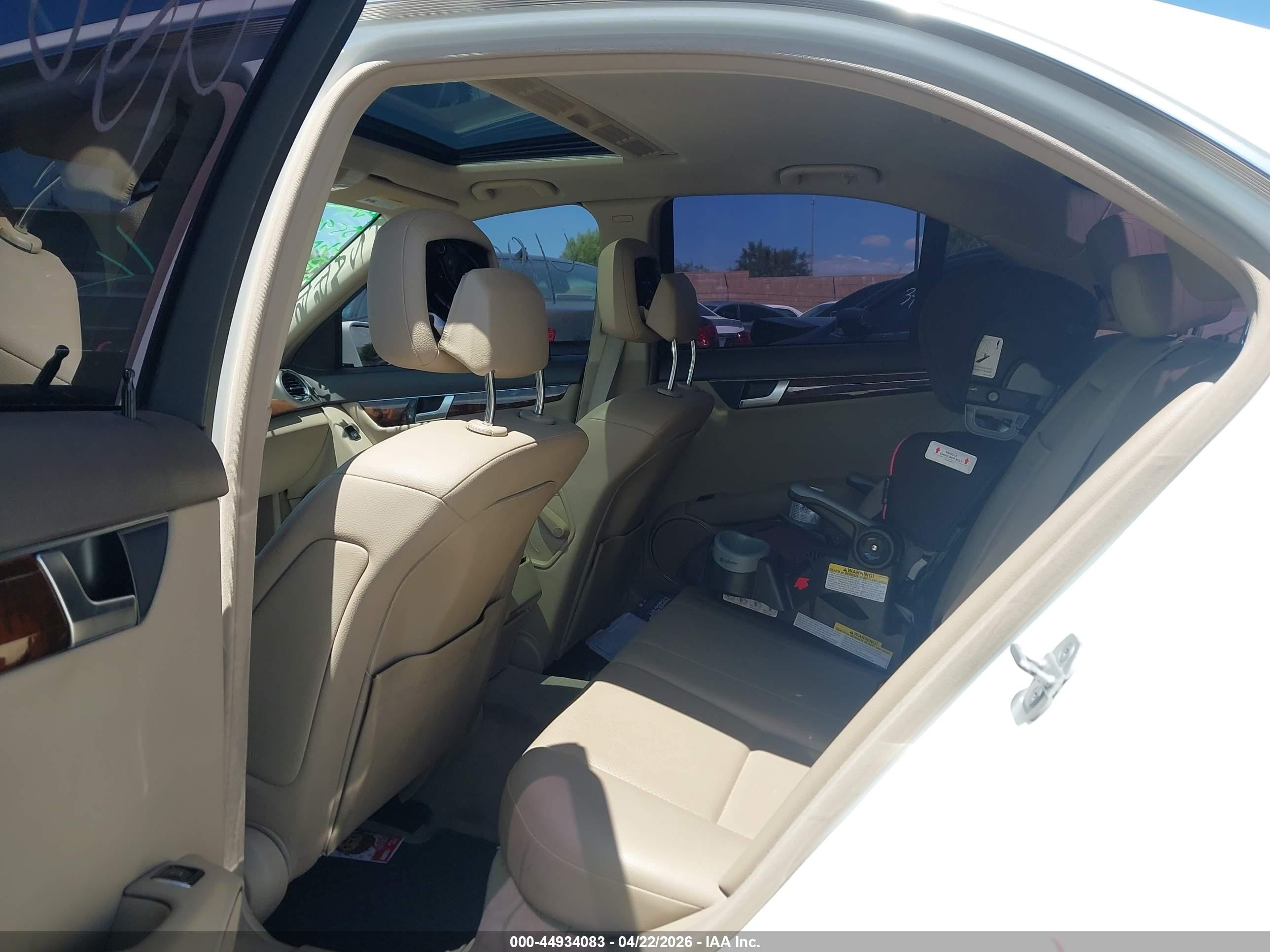 2014 Mercedes-benz C 250 Sport Белый vin: WDDGF4HB9EA966476
