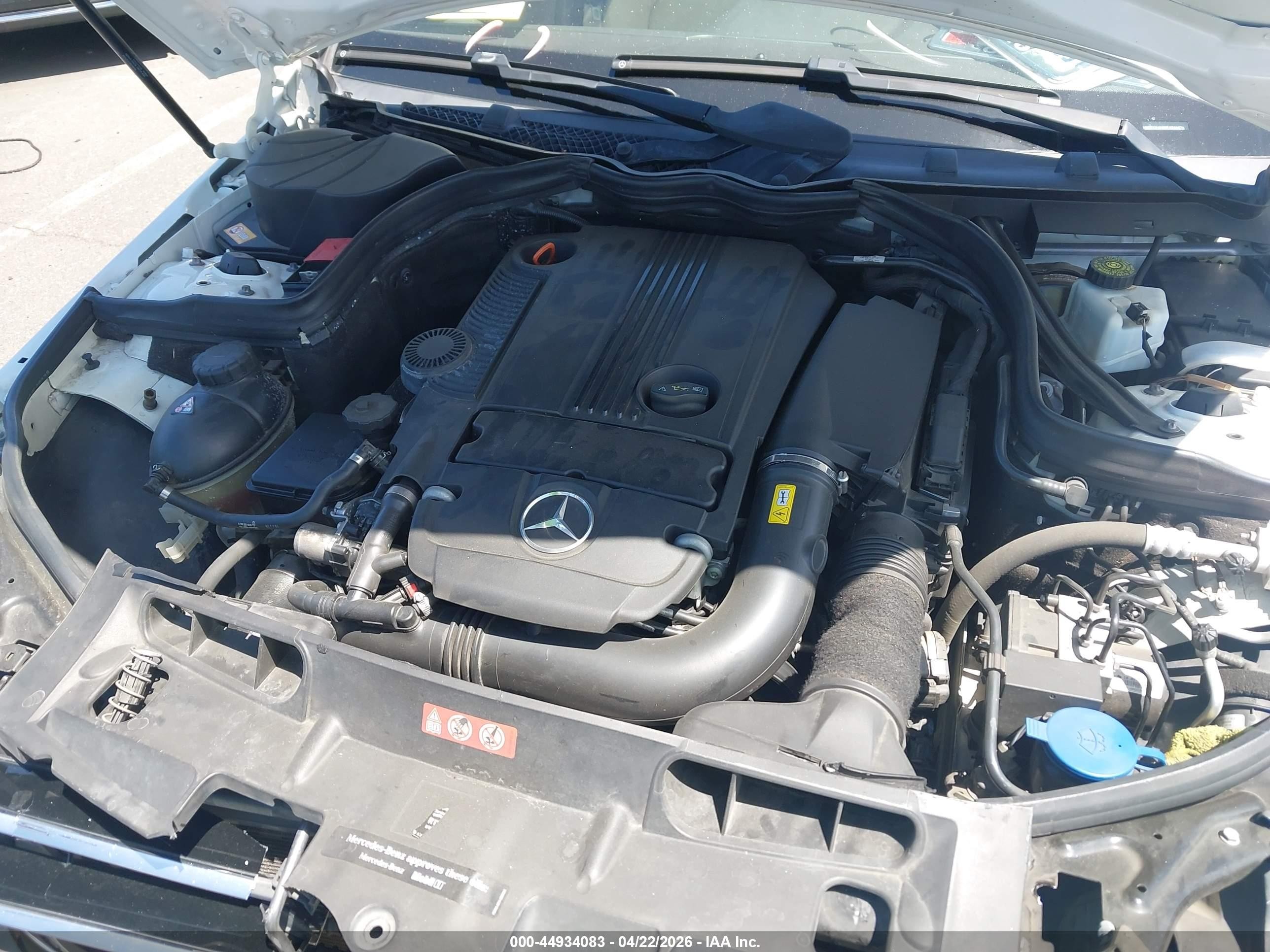 2014 Mercedes-benz C 250 Sport Белый vin: WDDGF4HB9EA966476