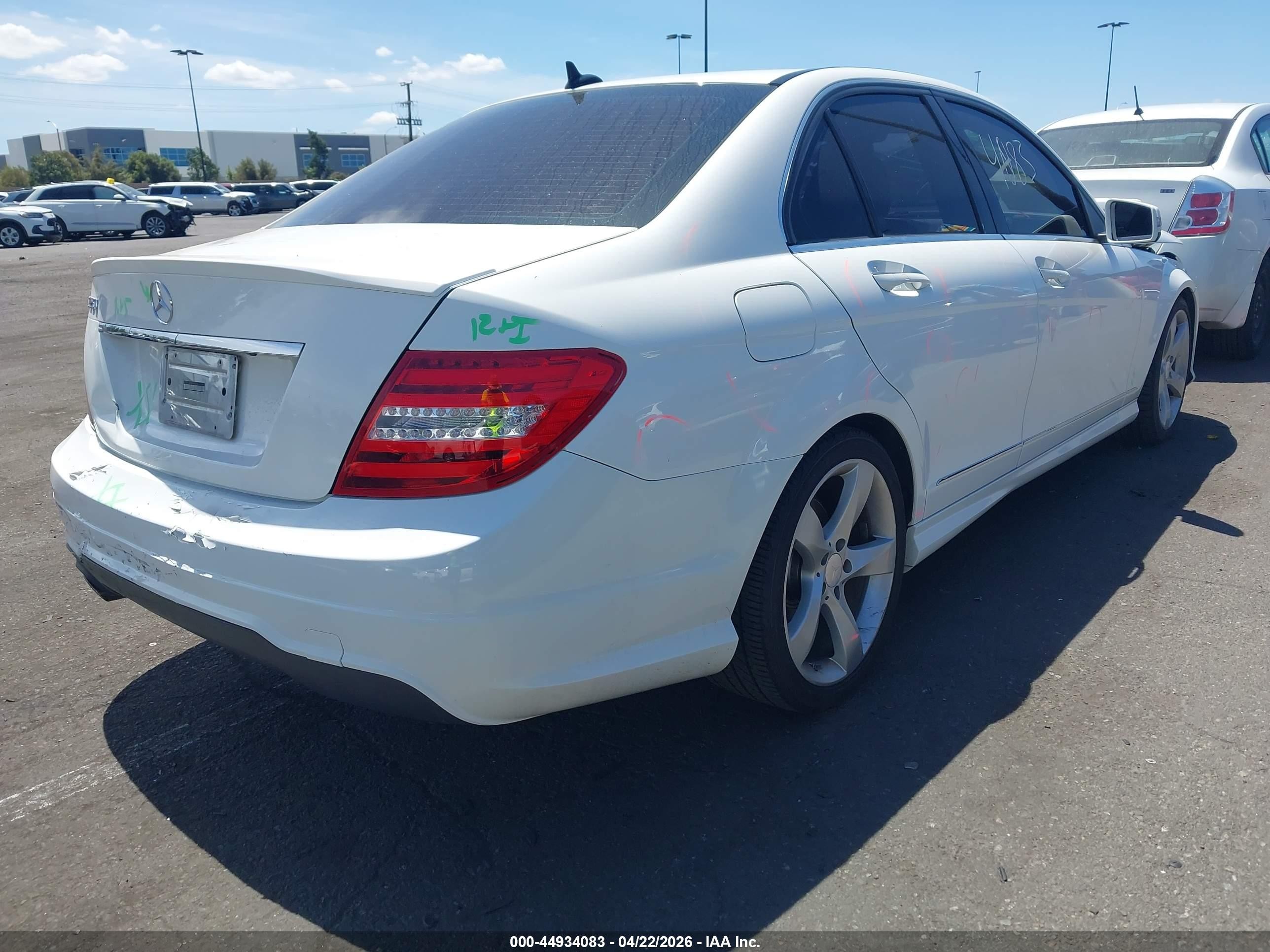 2014 Mercedes-benz C 250 Sport Белый vin: WDDGF4HB9EA966476