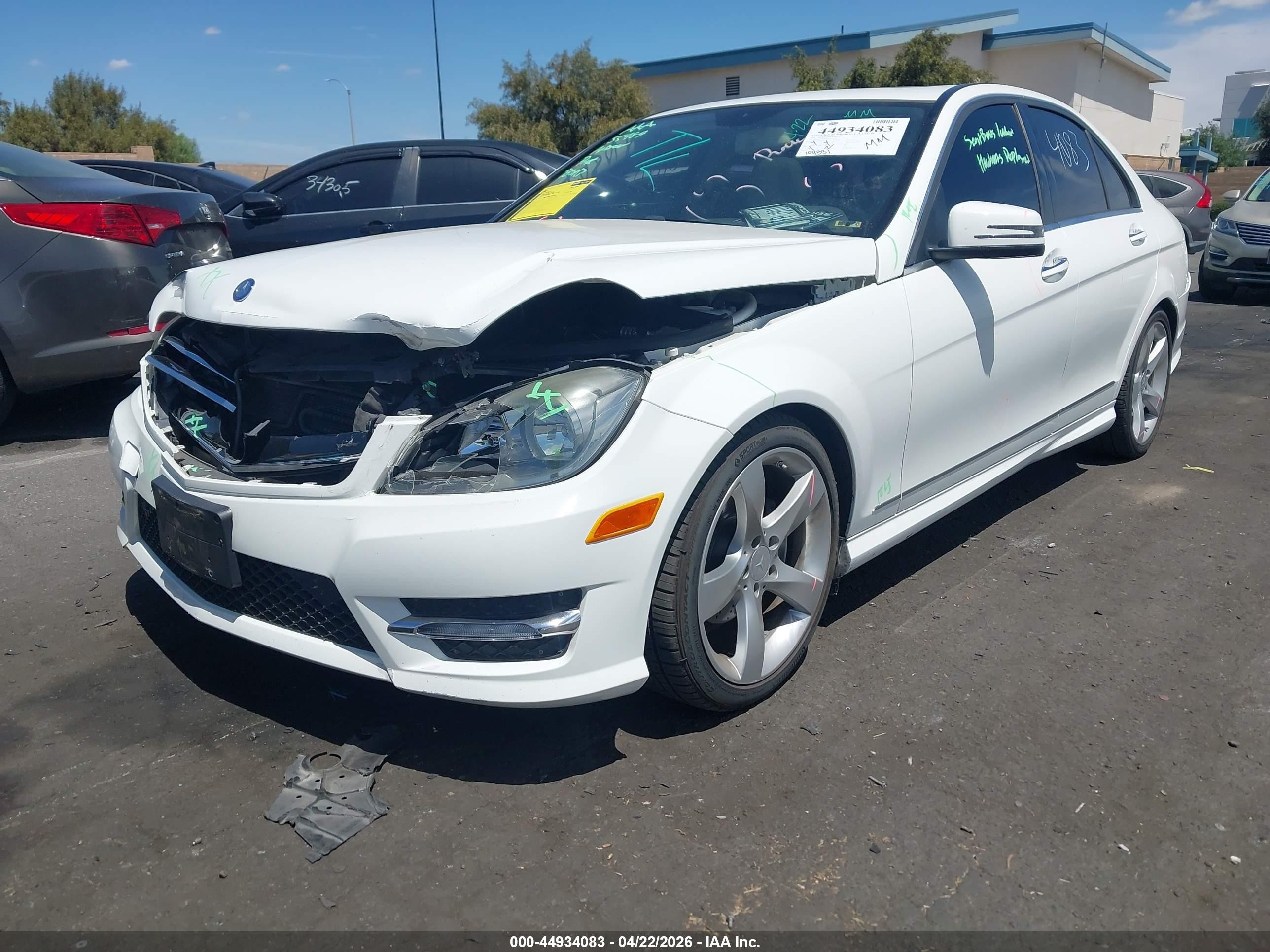 2014 Mercedes-benz C 250 Sport Белый vin: WDDGF4HB9EA966476