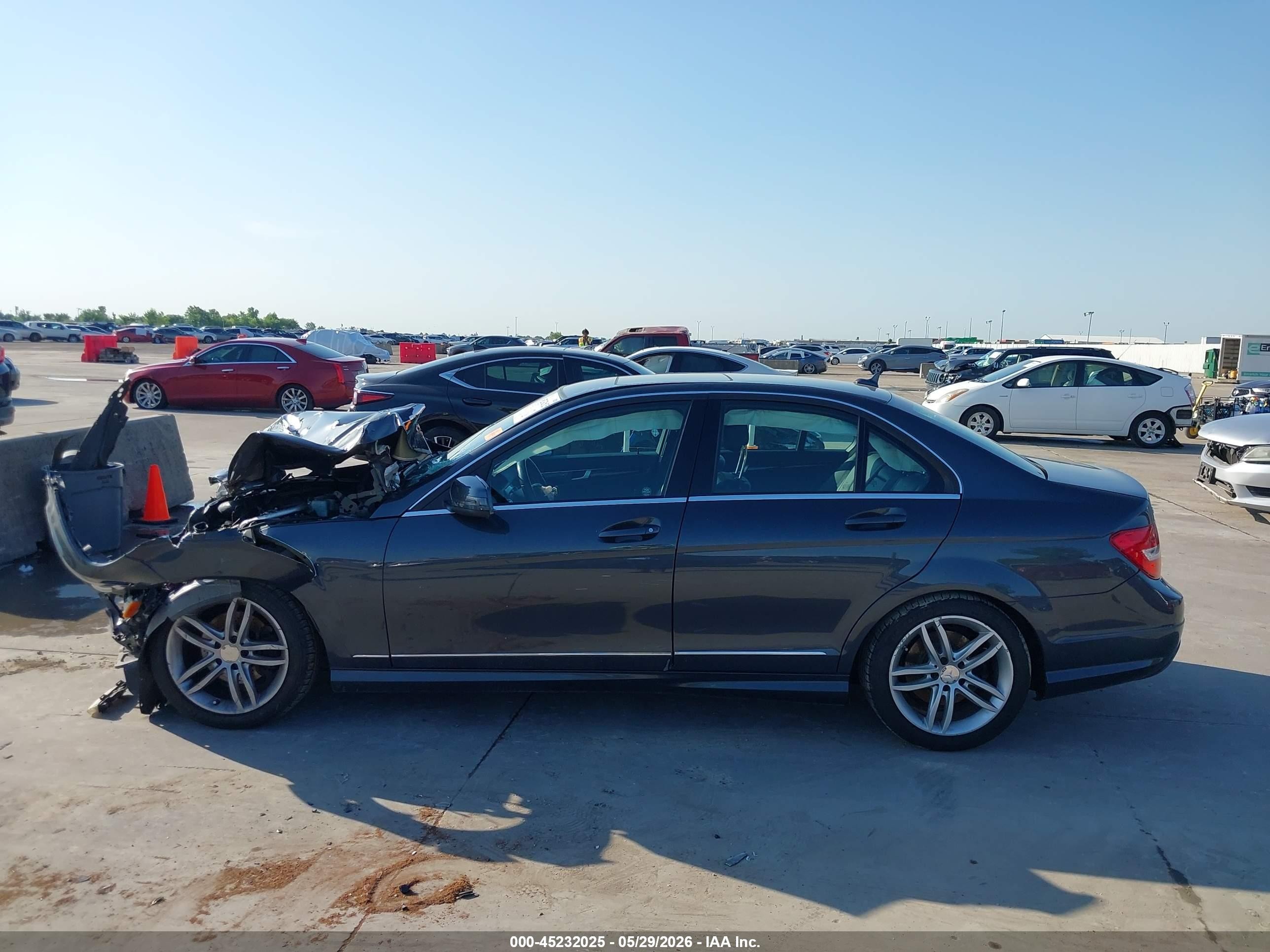 2014 Mercedes-benz C 250 Sport Серый vin: WDDGF4HB9EG211812