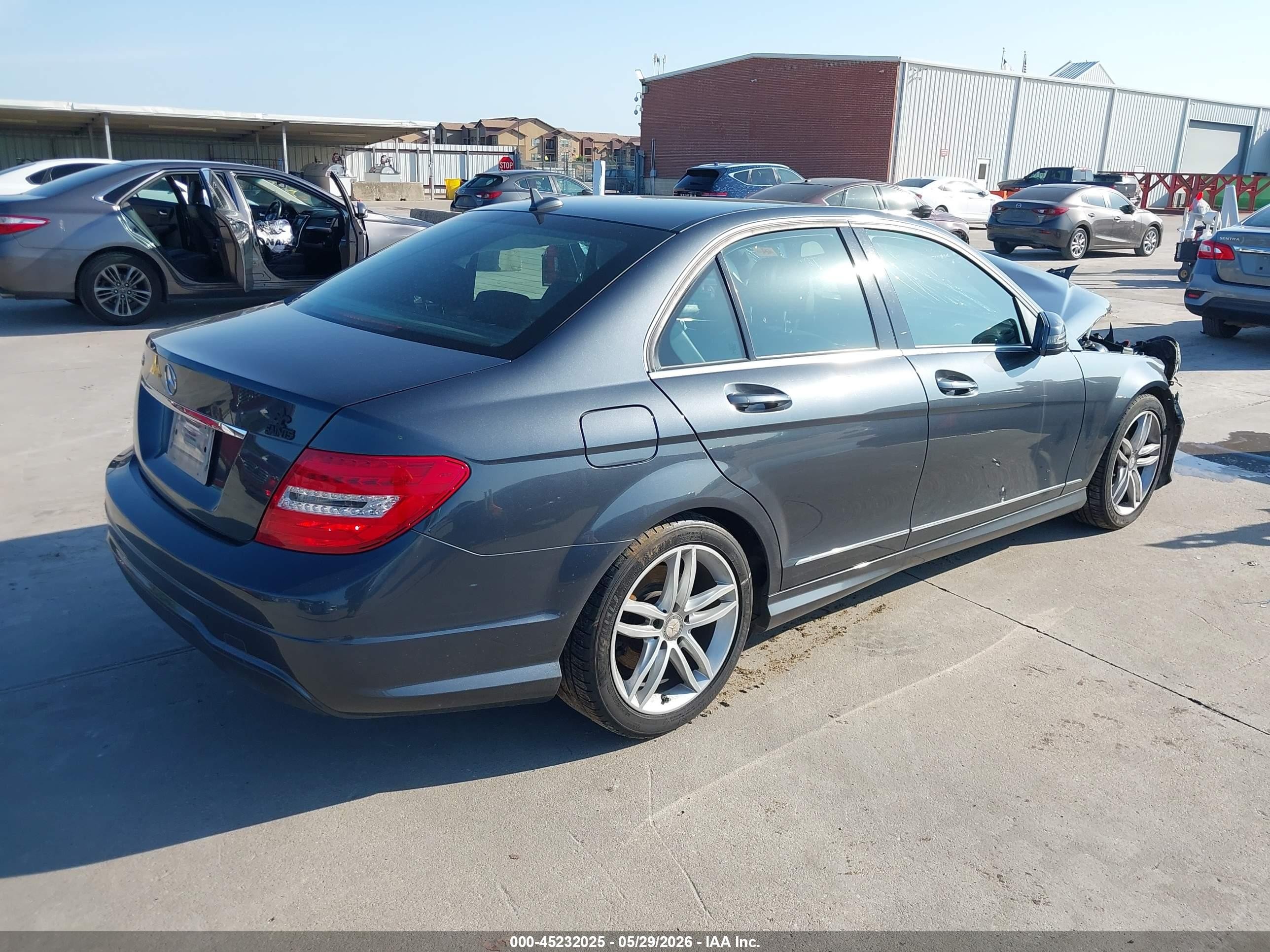 2014 Mercedes-benz C 250 Sport Серый vin: WDDGF4HB9EG211812