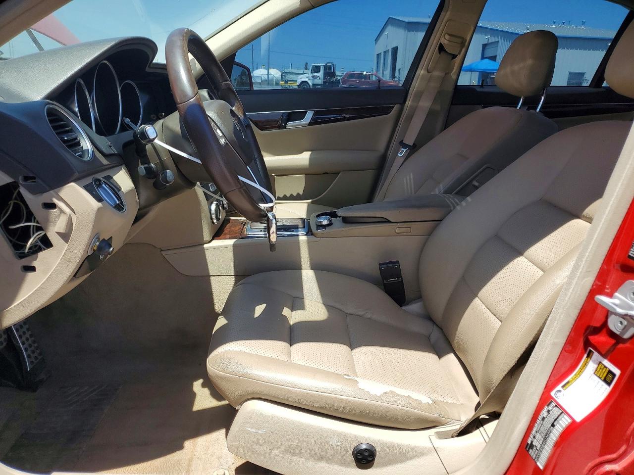2014 Mercedes-benz C 250 Red vin: WDDGF4HB9EG242736