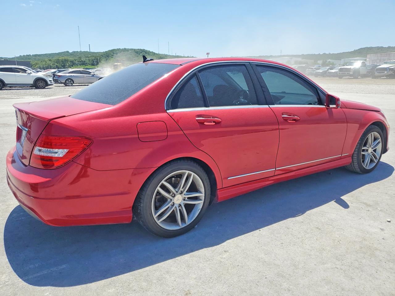 2014 Mercedes-benz C 250 Red vin: WDDGF4HB9EG242736