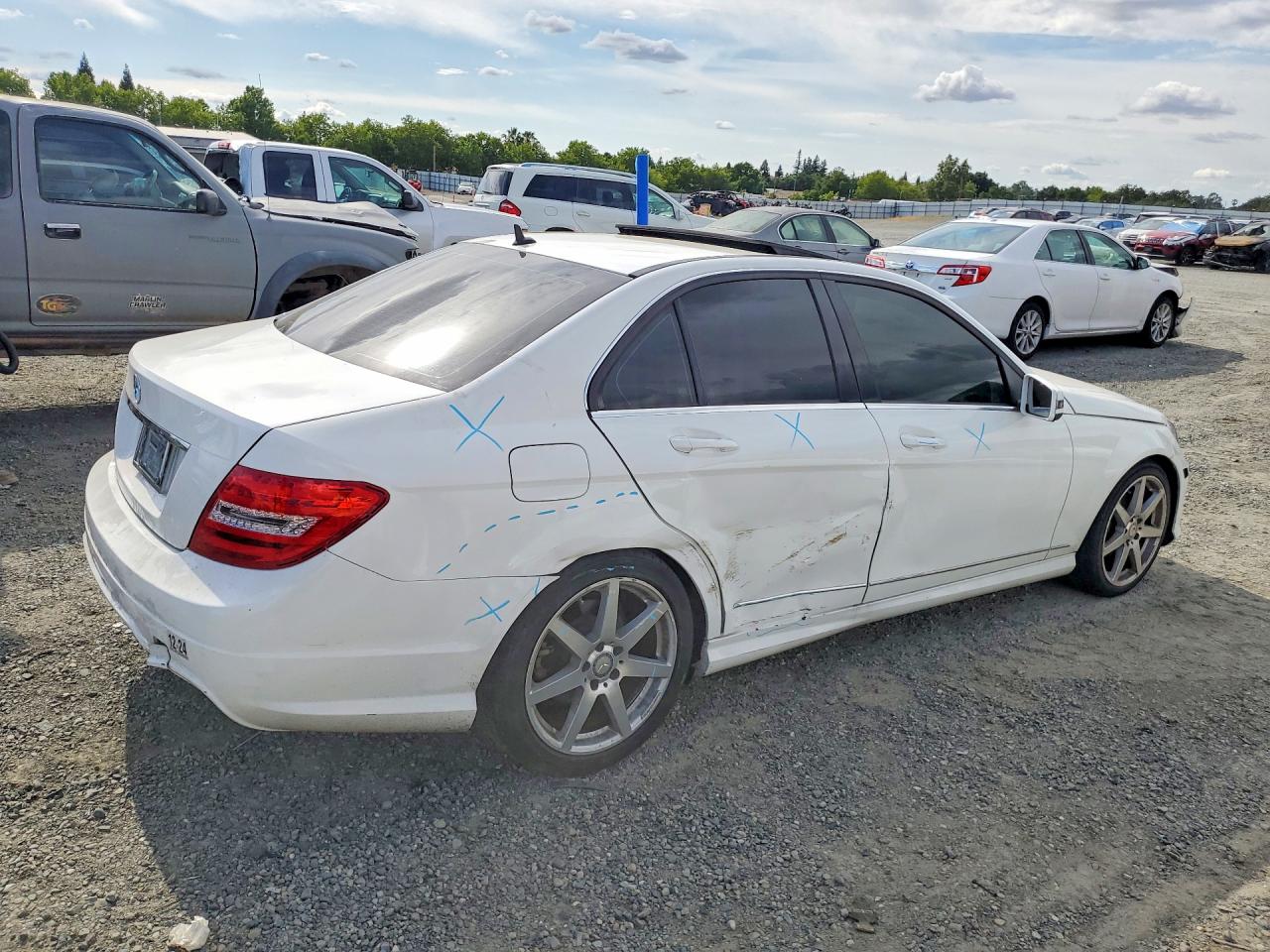 2014 Mercedes-benz C 250 White vin: WDDGF4HB9EG255163