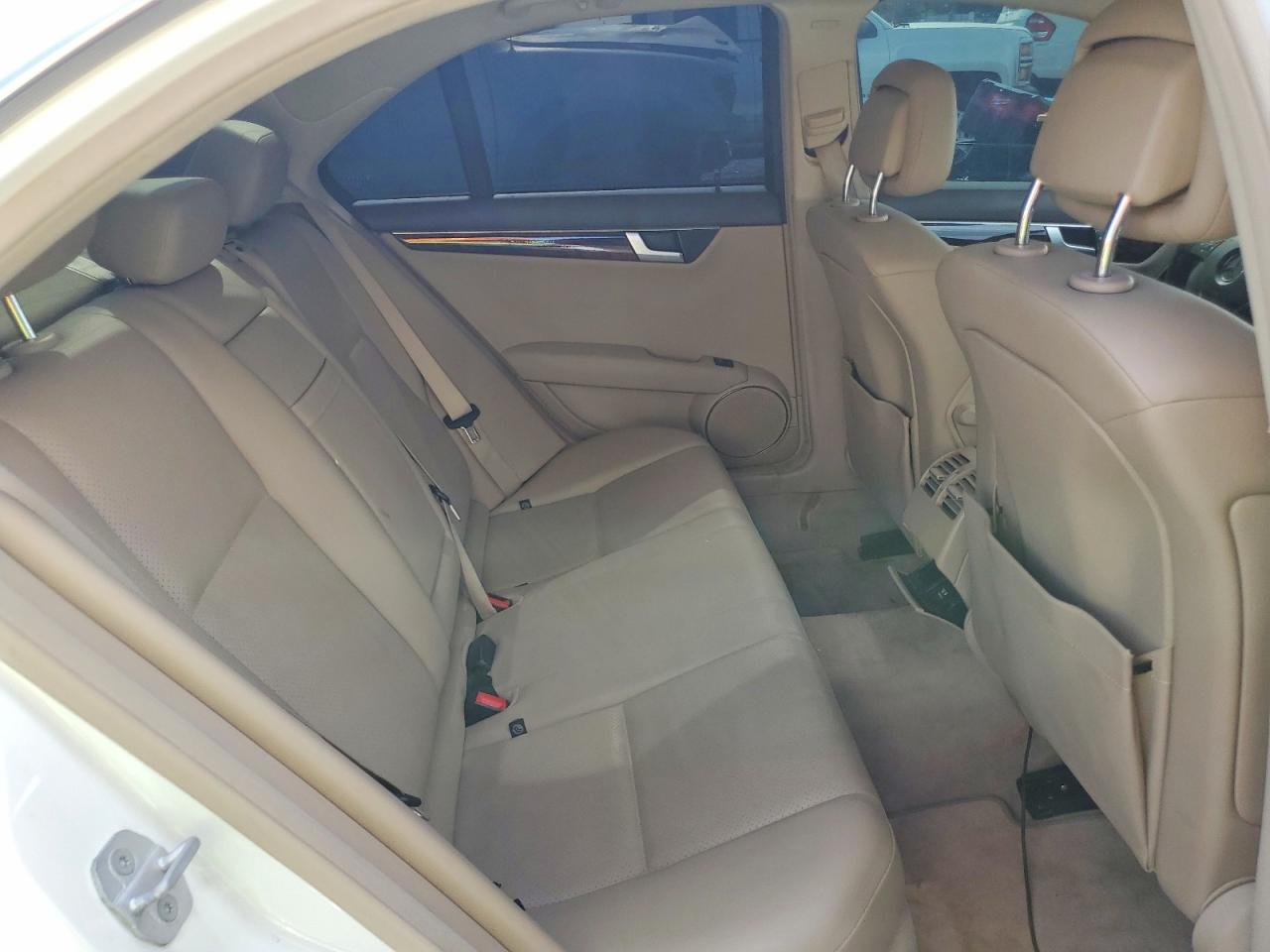 2014 Mercedes-benz C 250 White vin: WDDGF4HB9EG255163