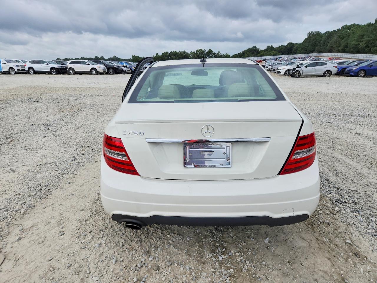2012 Mercedes-benz C 250 Белый vin: WDDGF4HBXCA630476